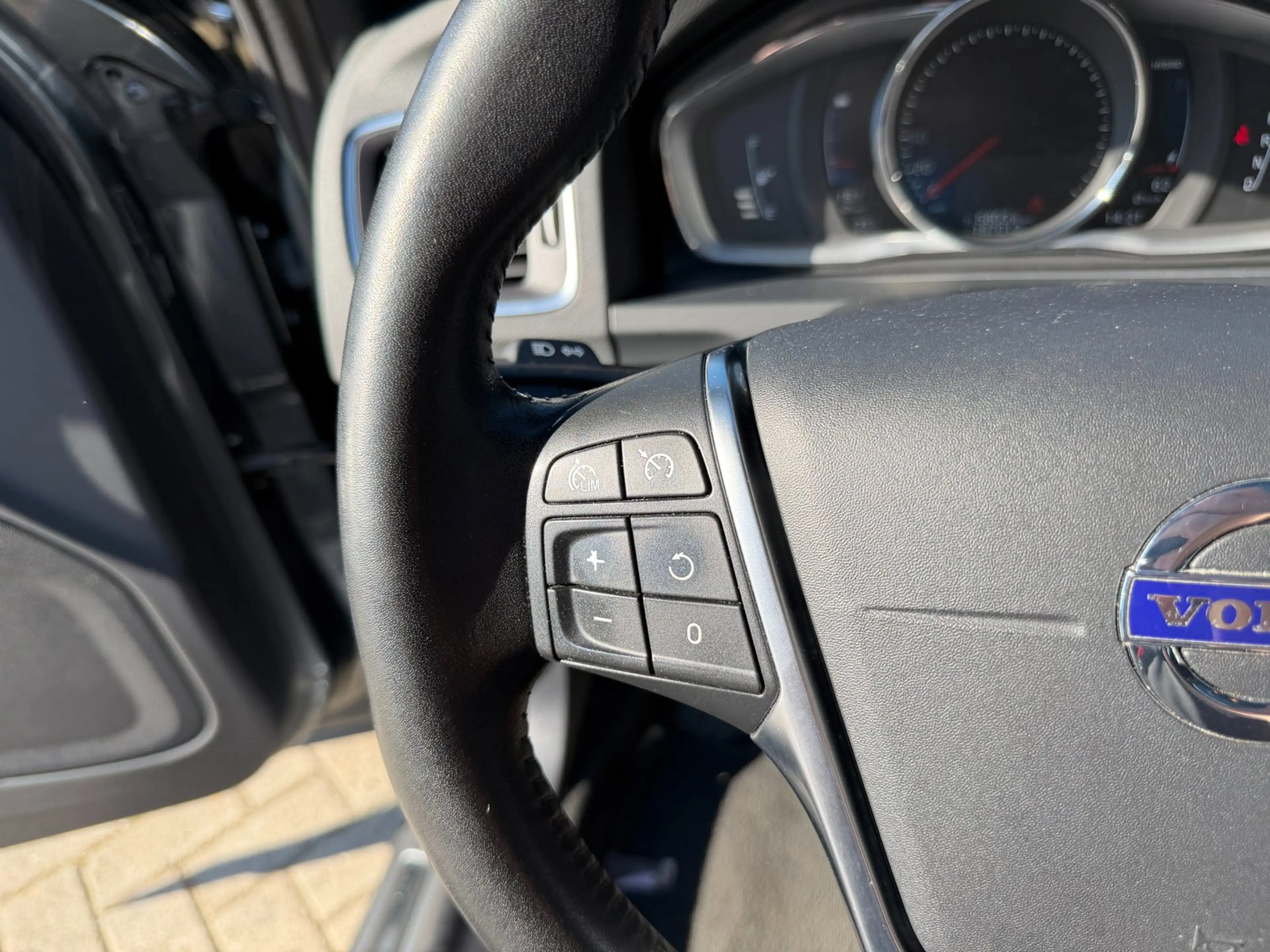 Volvo V60 2.4 D5 Twin Engine R-Design I Schuifdak I Leder I — photo 14