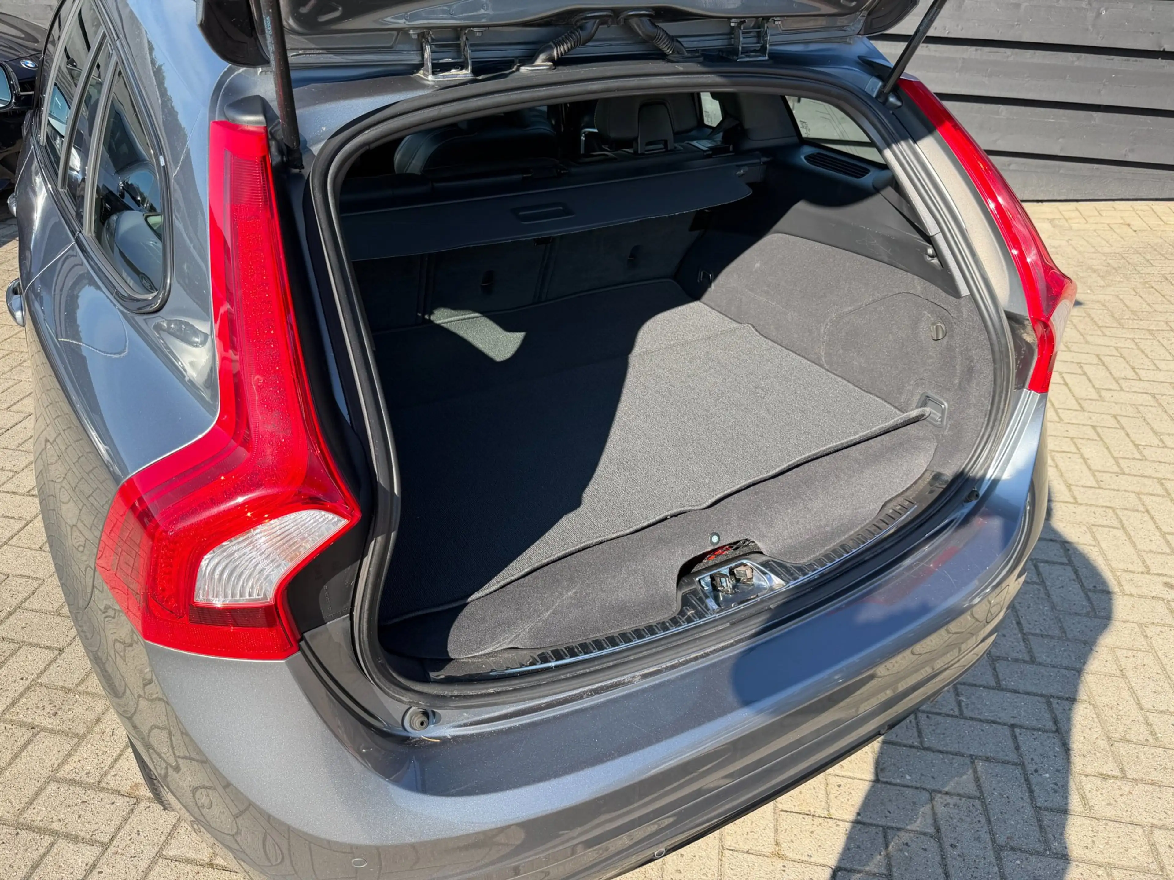 Volvo V60 2.4 D5 Twin Engine R-Design I Schuifdak I Leder I — photo 26