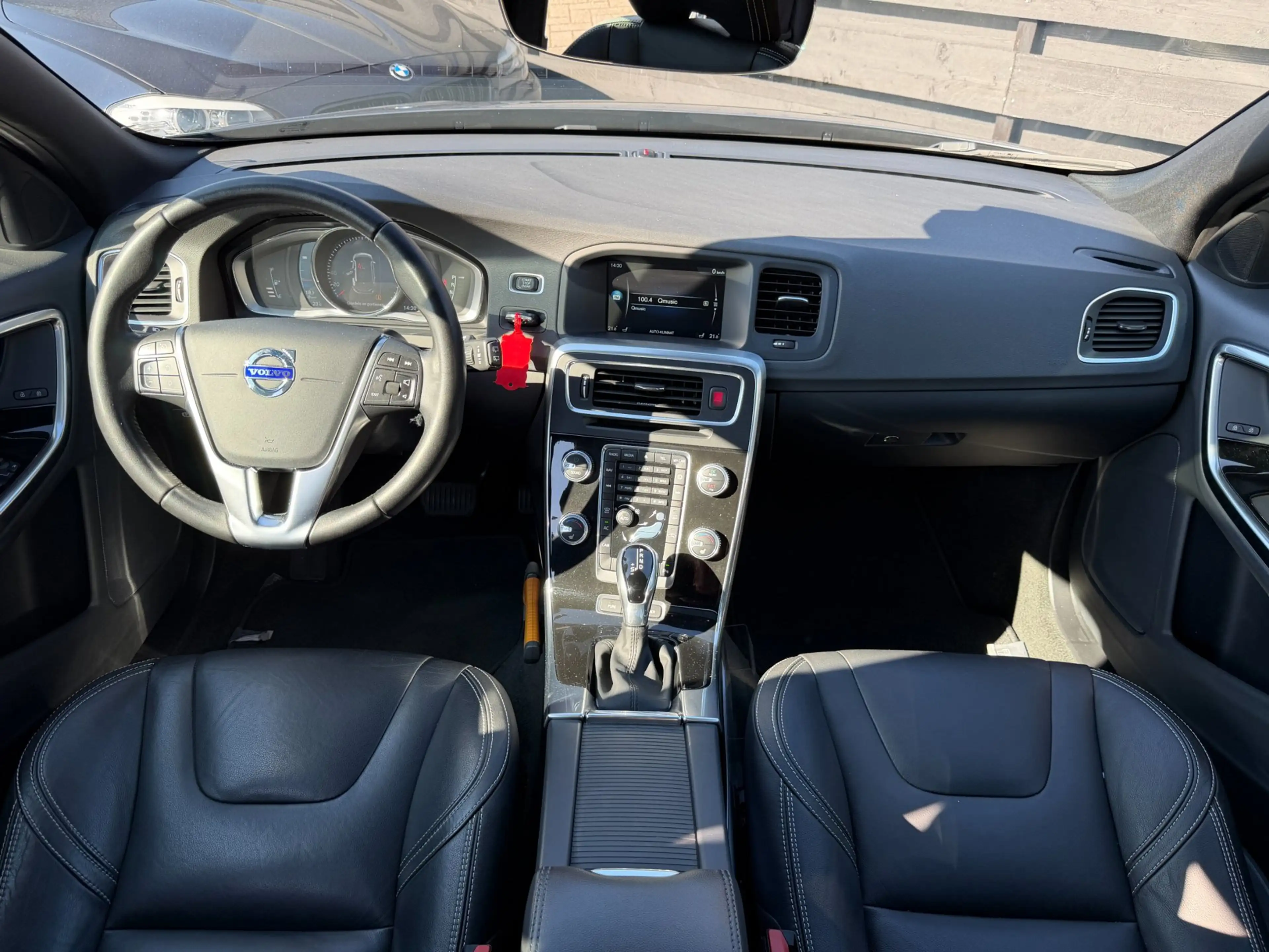 Volvo V60 2.4 D5 Twin Engine R-Design I Schuifdak I Leder I — photo 2