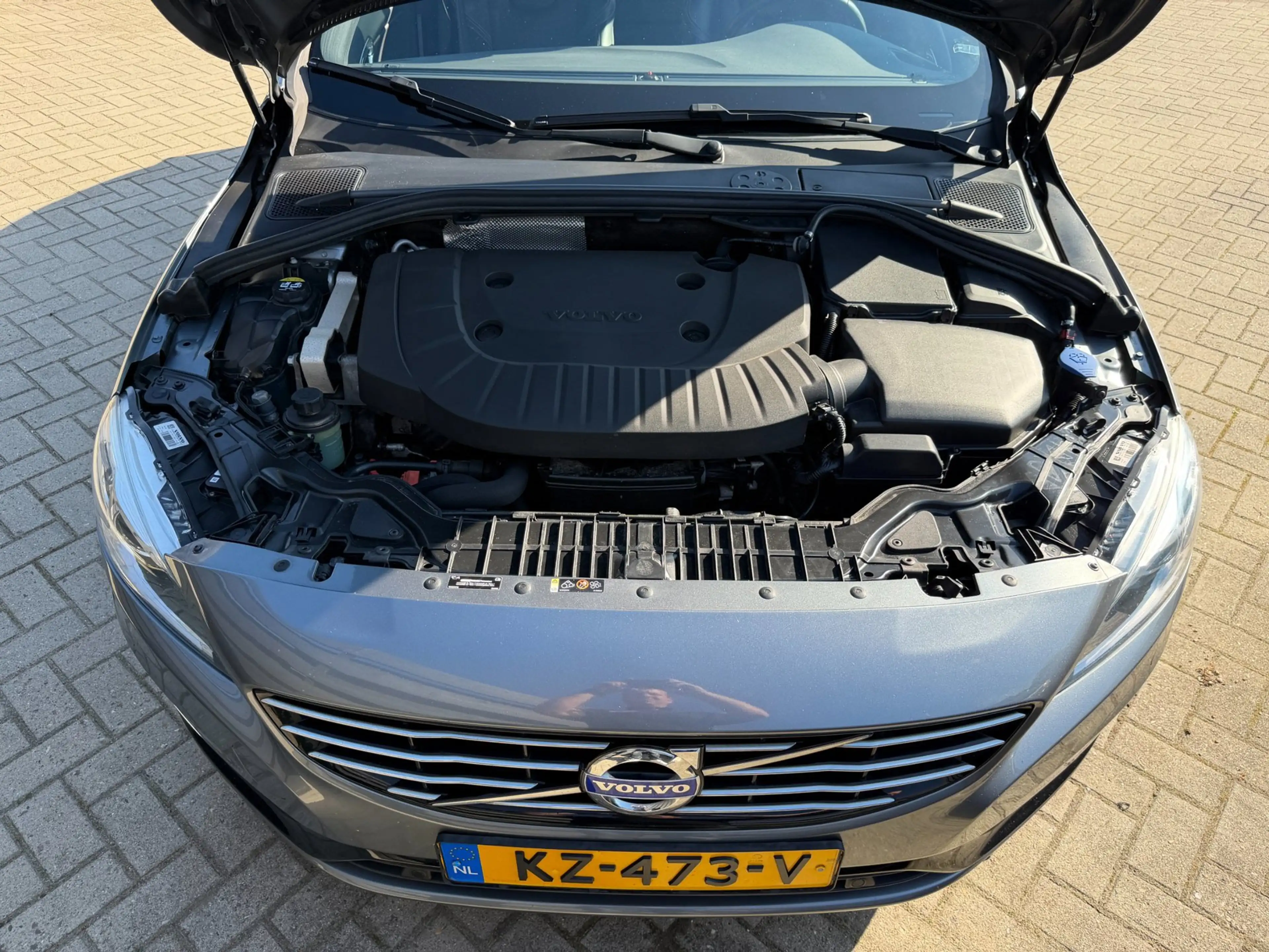 Volvo V60 2.4 D5 Twin Engine R-Design I Schuifdak I Leder I — photo 25