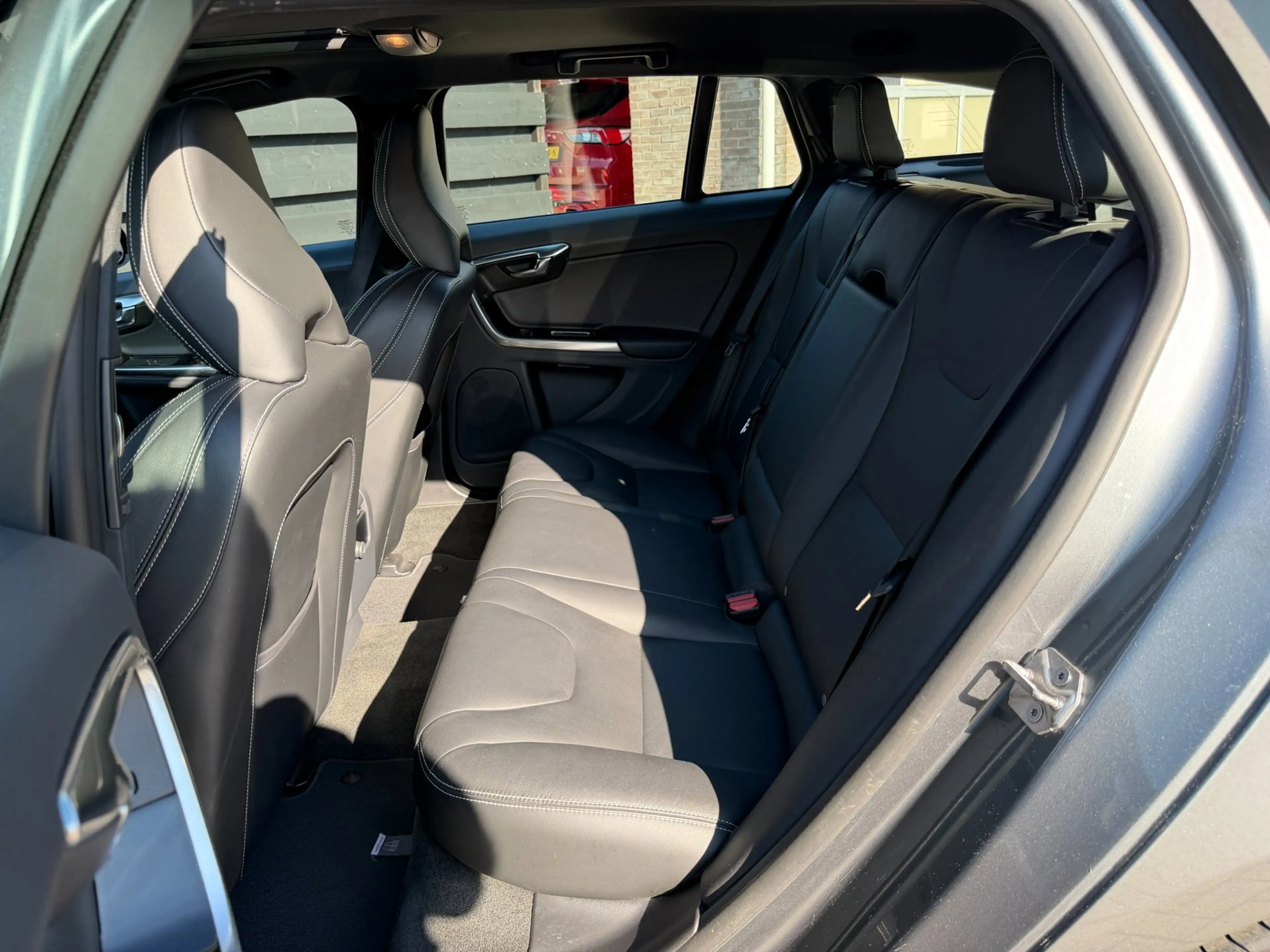 Volvo V60 2.4 D5 Twin Engine R-Design I Schuifdak I Leder I — photo 8