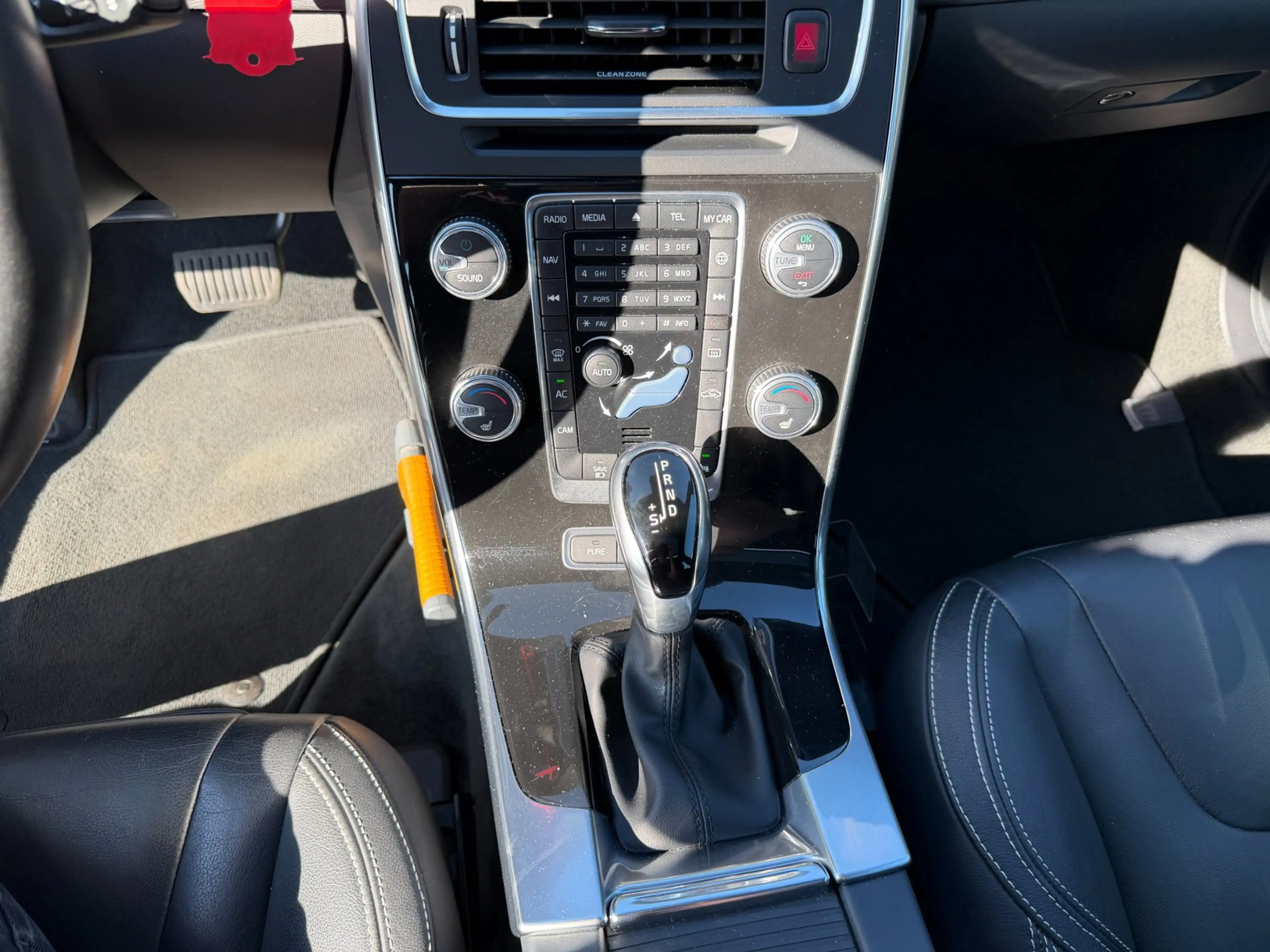 Volvo V60 2.4 D5 Twin Engine R-Design I Schuifdak I Leder I — photo 17