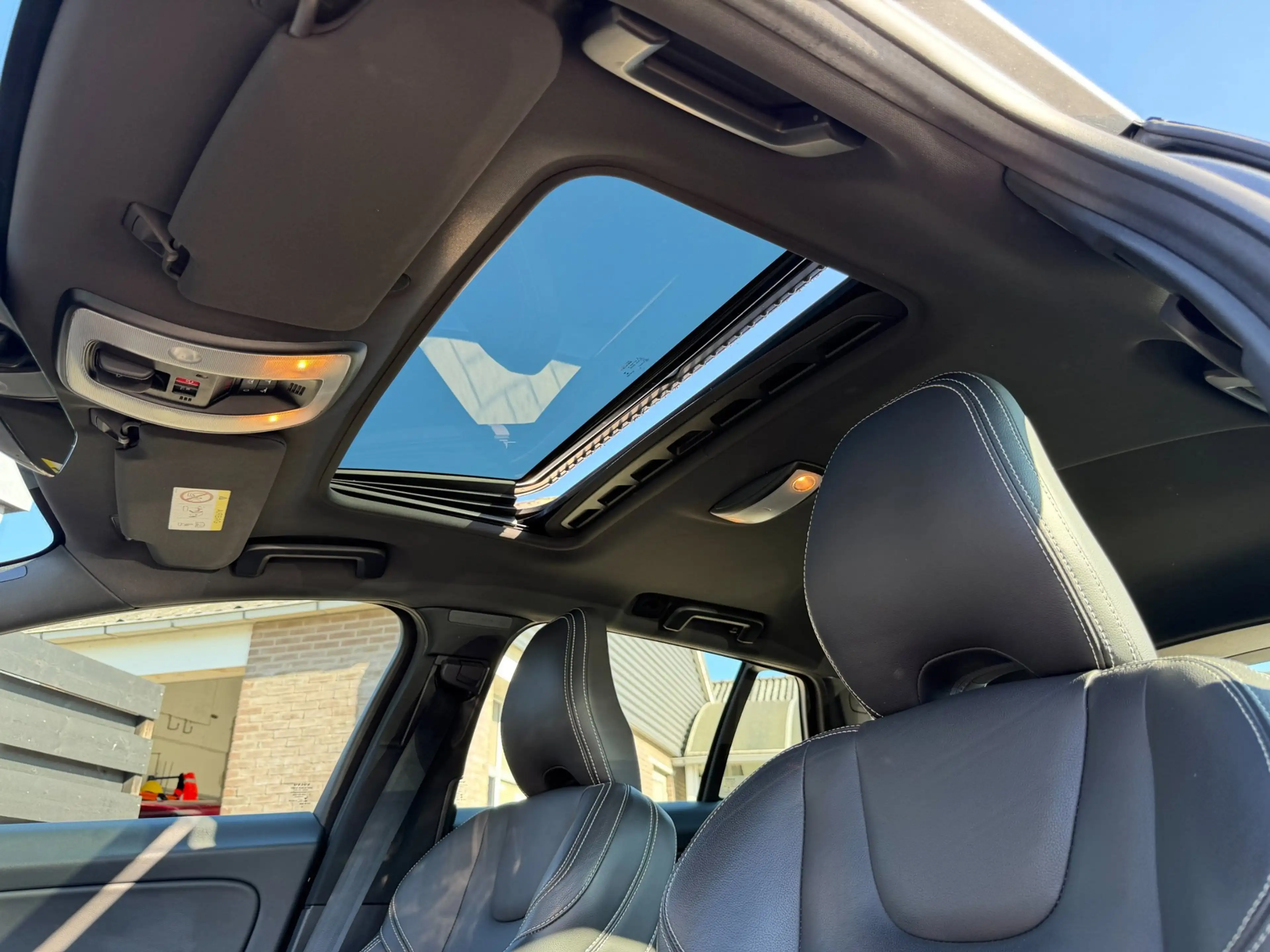 Volvo V60 2.4 D5 Twin Engine R-Design I Schuifdak I Leder I — photo 19