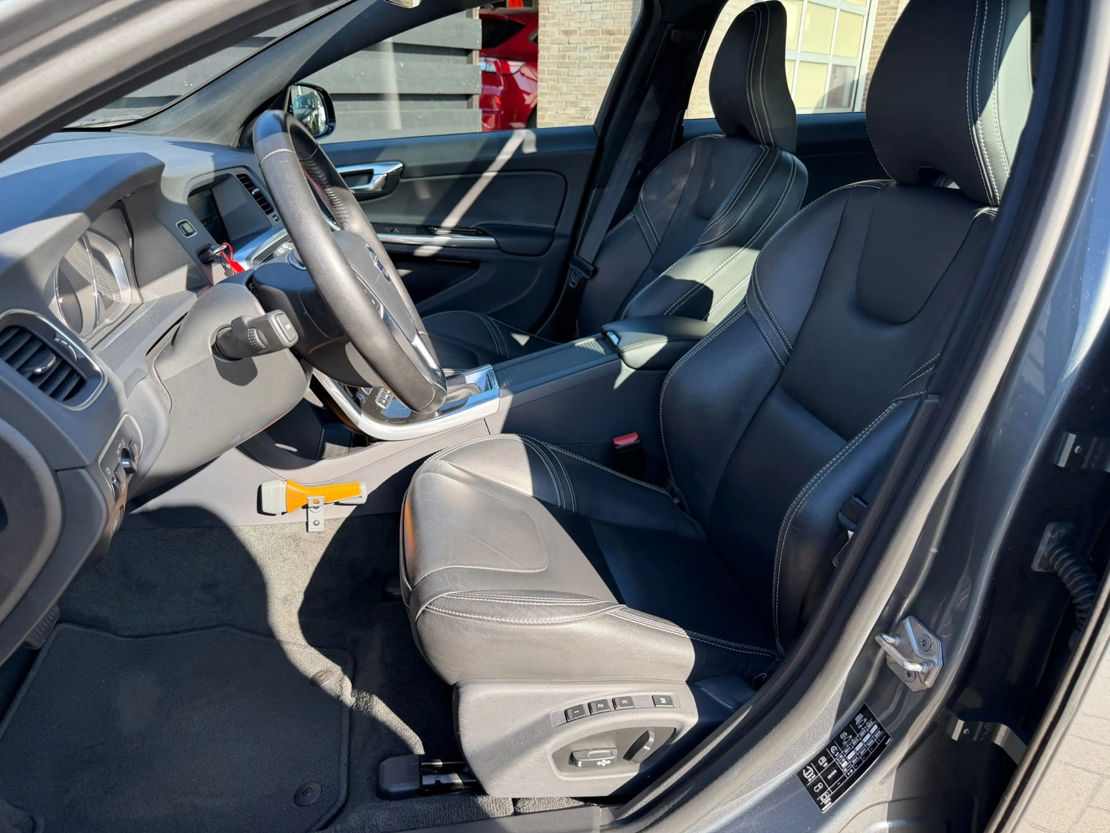 Volvo V60 2.4 D5 Twin Engine R-Design I Schuifdak I Leder I — photo 9