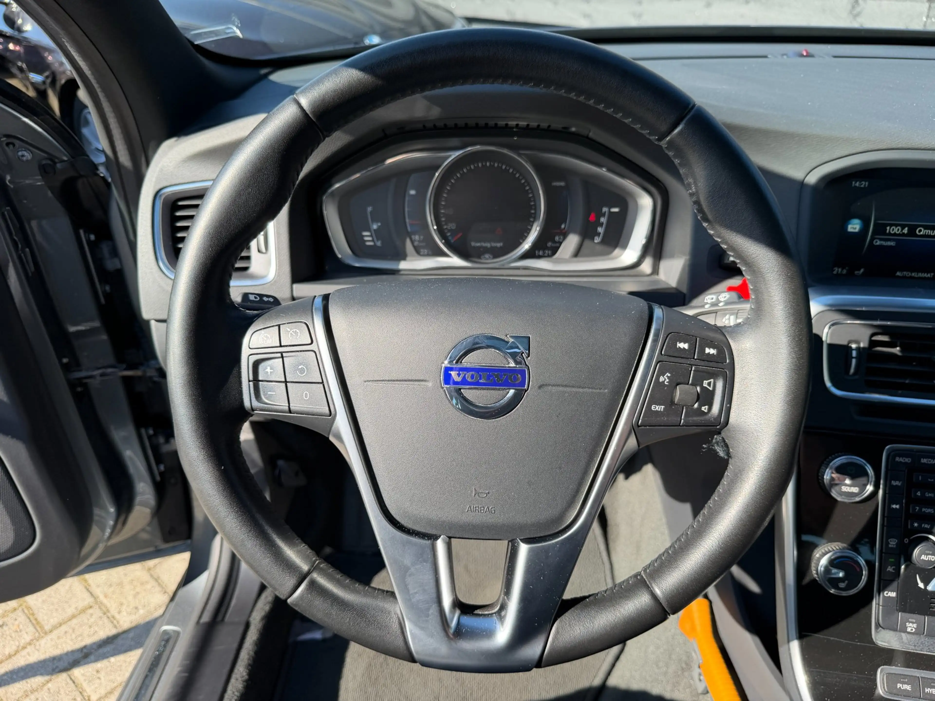 Volvo V60 2.4 D5 Twin Engine R-Design I Schuifdak I Leder I — photo 12