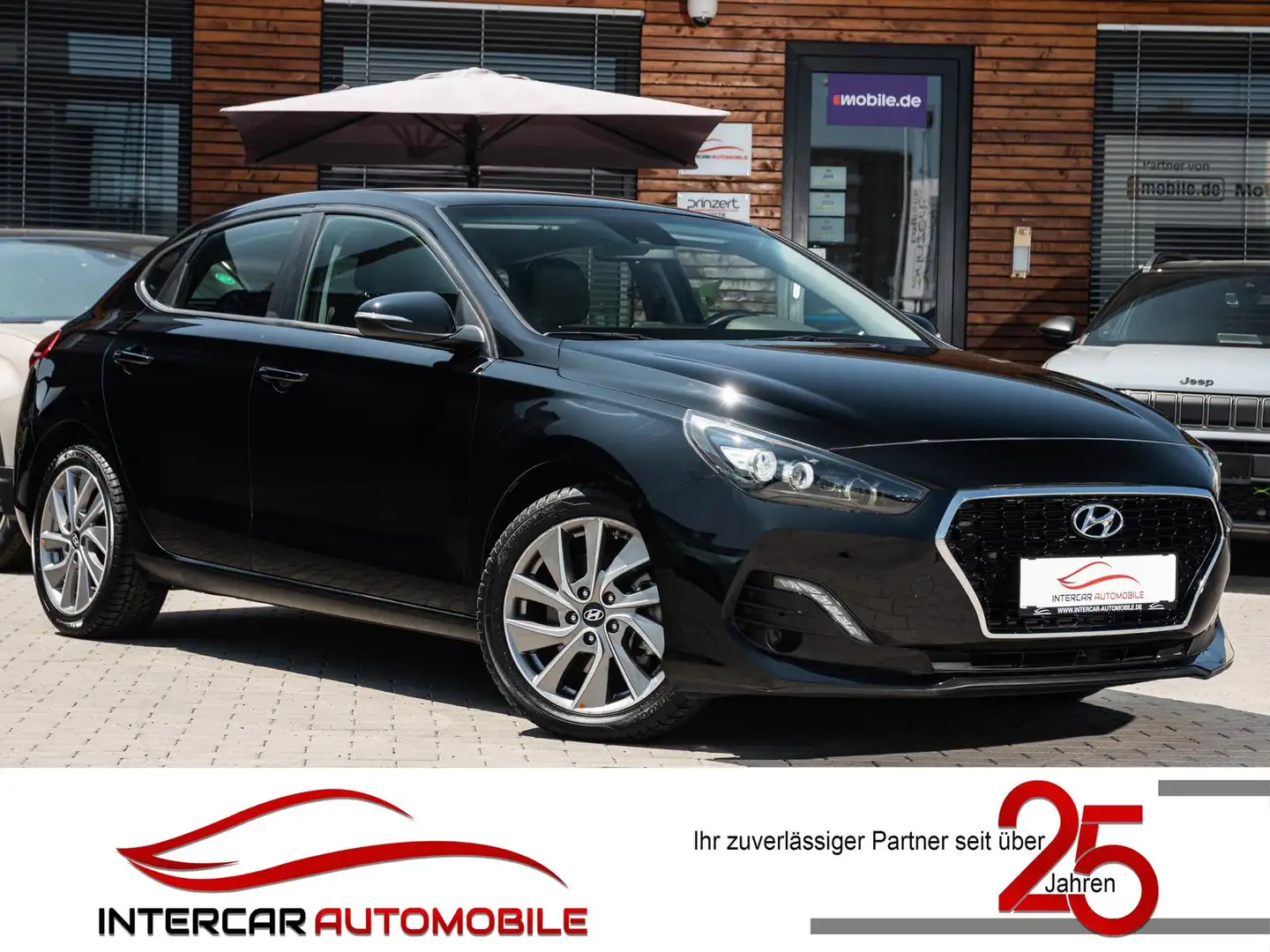 Hyundai i30 1.4 Tend Fastback Autom.|Navig.|Rückf.|LED Schwarz - 1