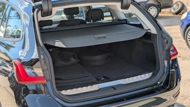 BMW 3 Series view 15