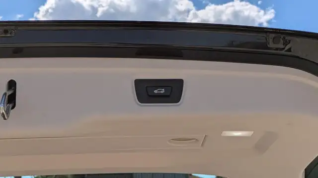 BMW 3 Series view 14