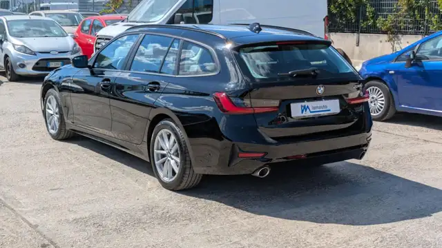 BMW 3 Series view 4