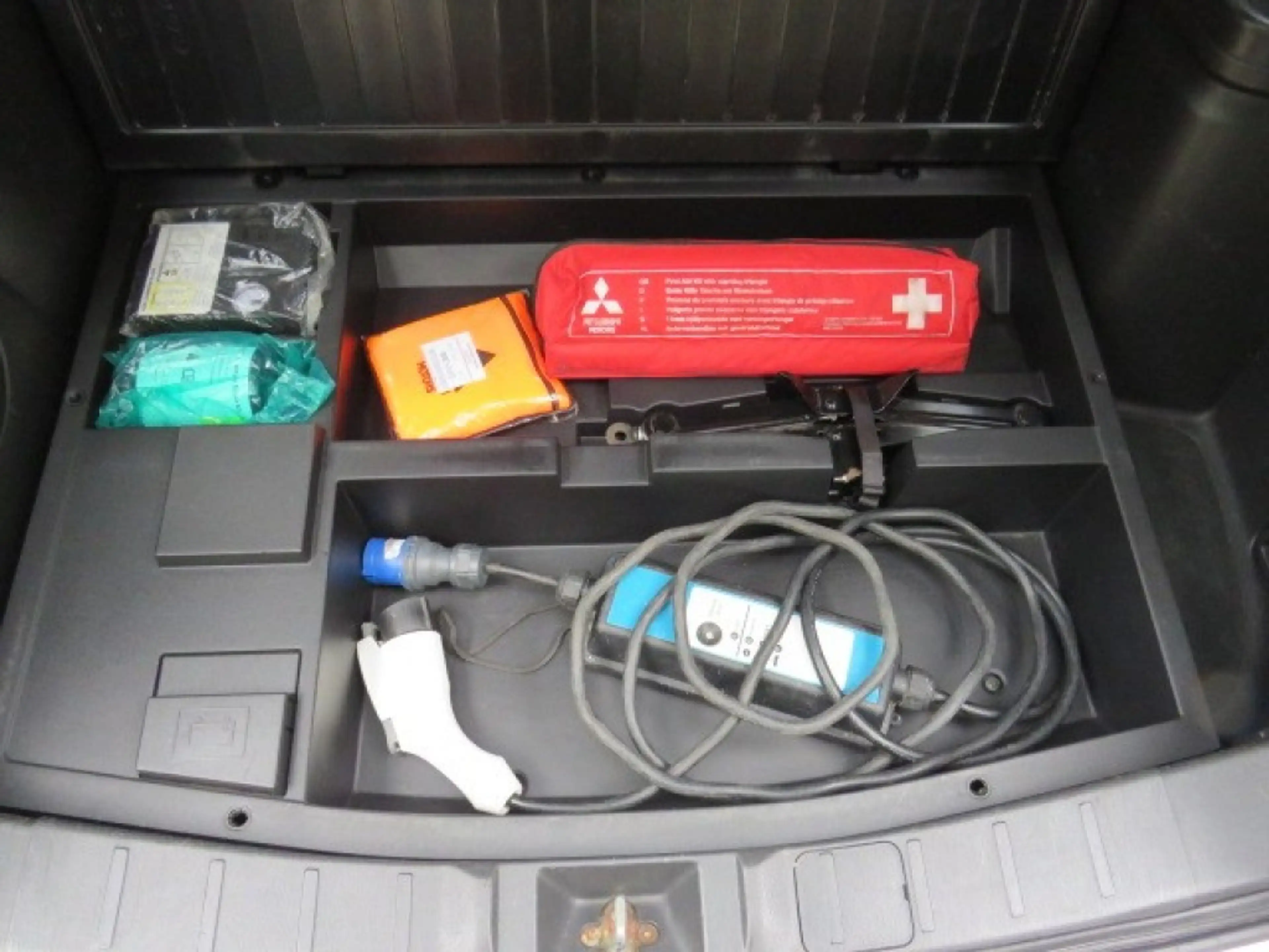 Mitsubishi Outlander 2.0 PHEV INTENSE + — photo 10