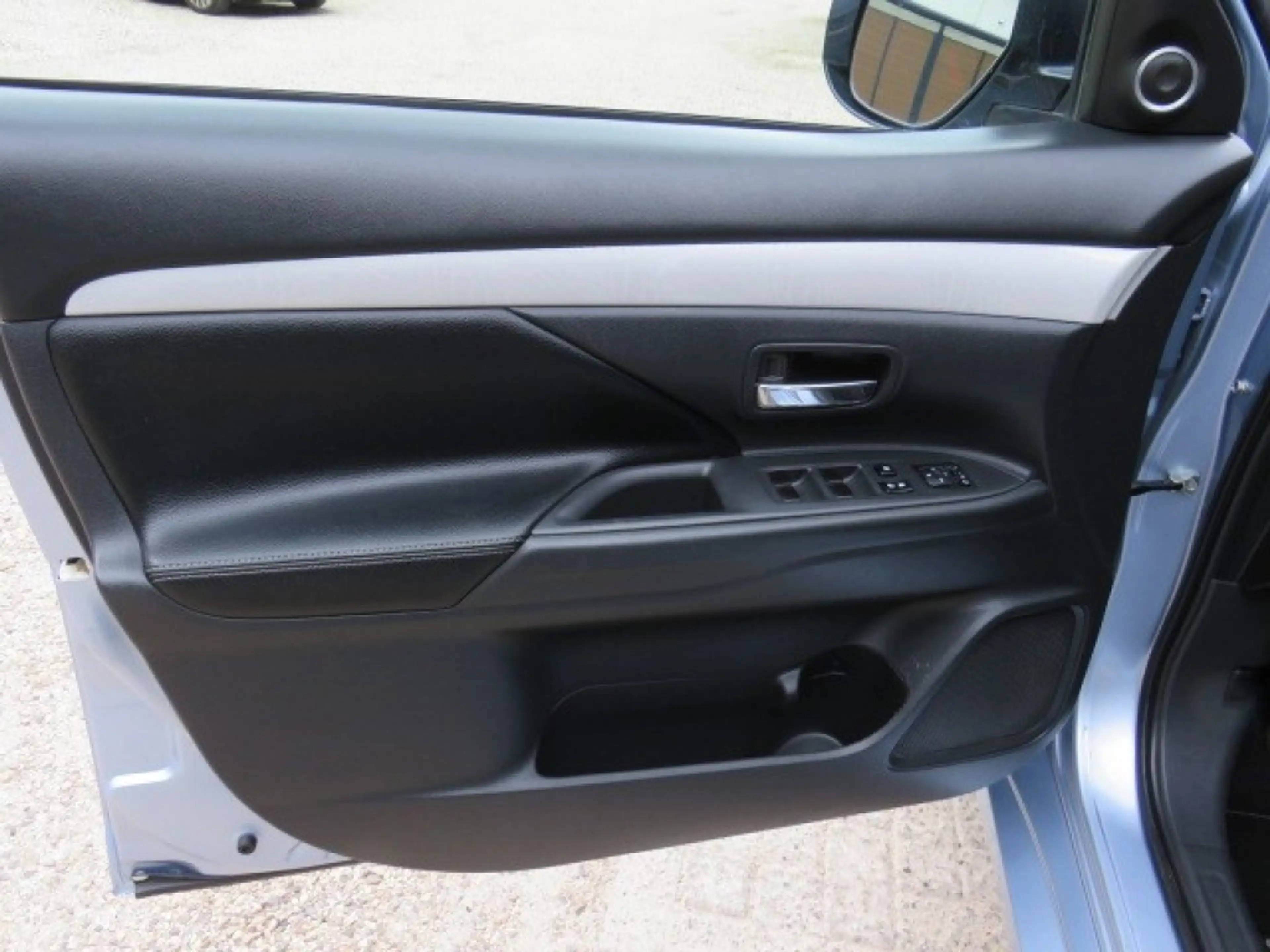 Mitsubishi Outlander 2.0 PHEV INTENSE + — photo 12
