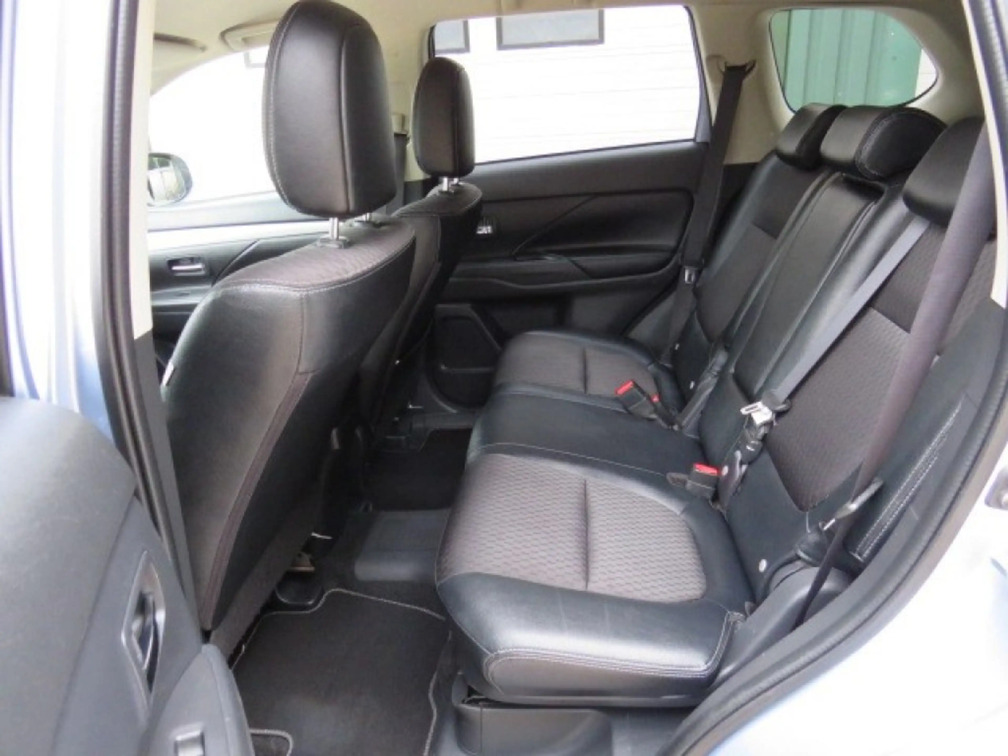 Mitsubishi Outlander 2.0 PHEV INTENSE + — photo 11