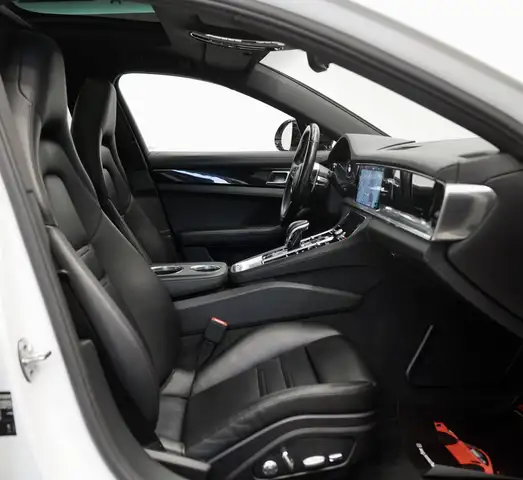 Porsche Panamera view 13