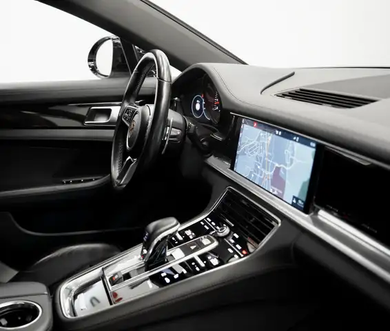 Porsche Panamera view 16