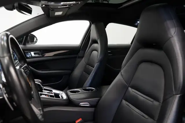Porsche Panamera view 28