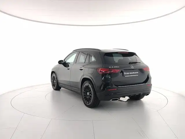 Mercedes-Benz GLA view 3