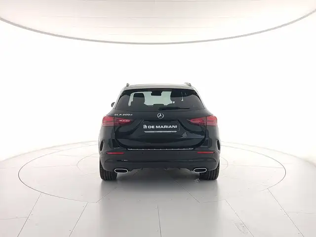 Mercedes-Benz GLA view 4