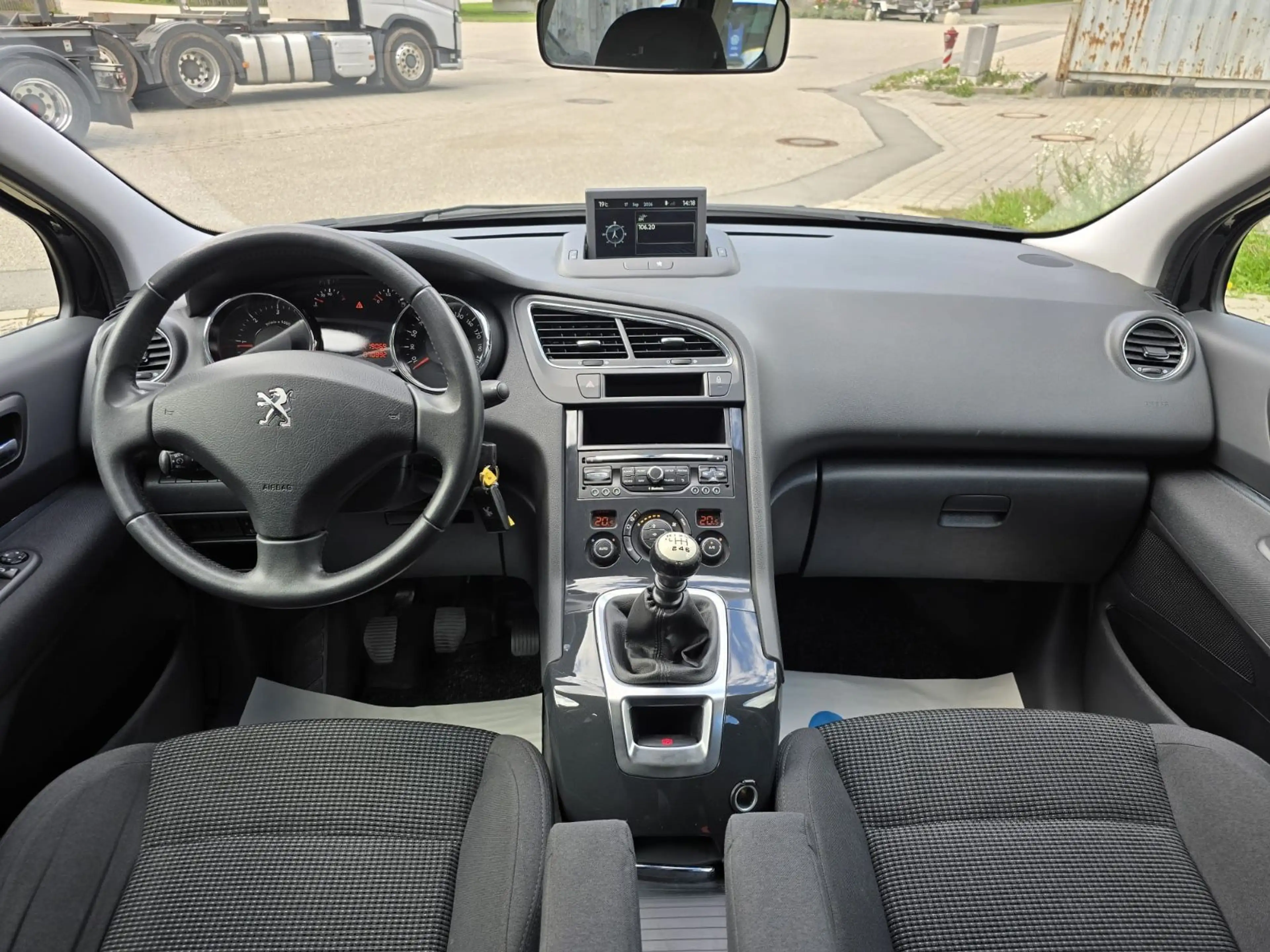 Peugeot 5008 Active — photo 15