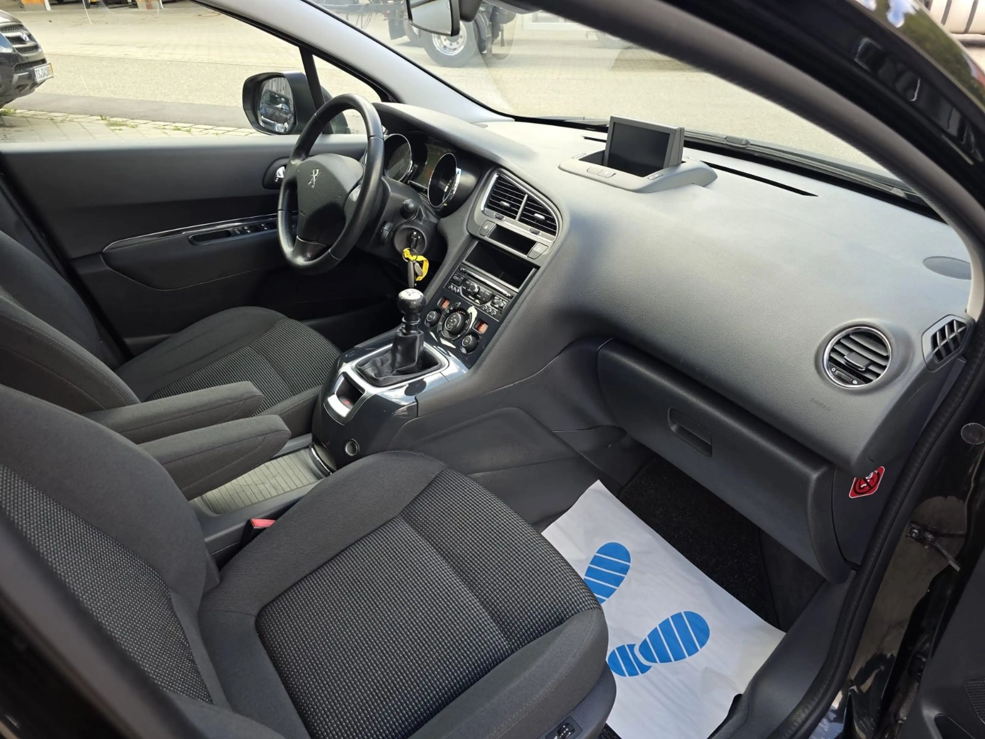 Peugeot 5008 Active — photo 22