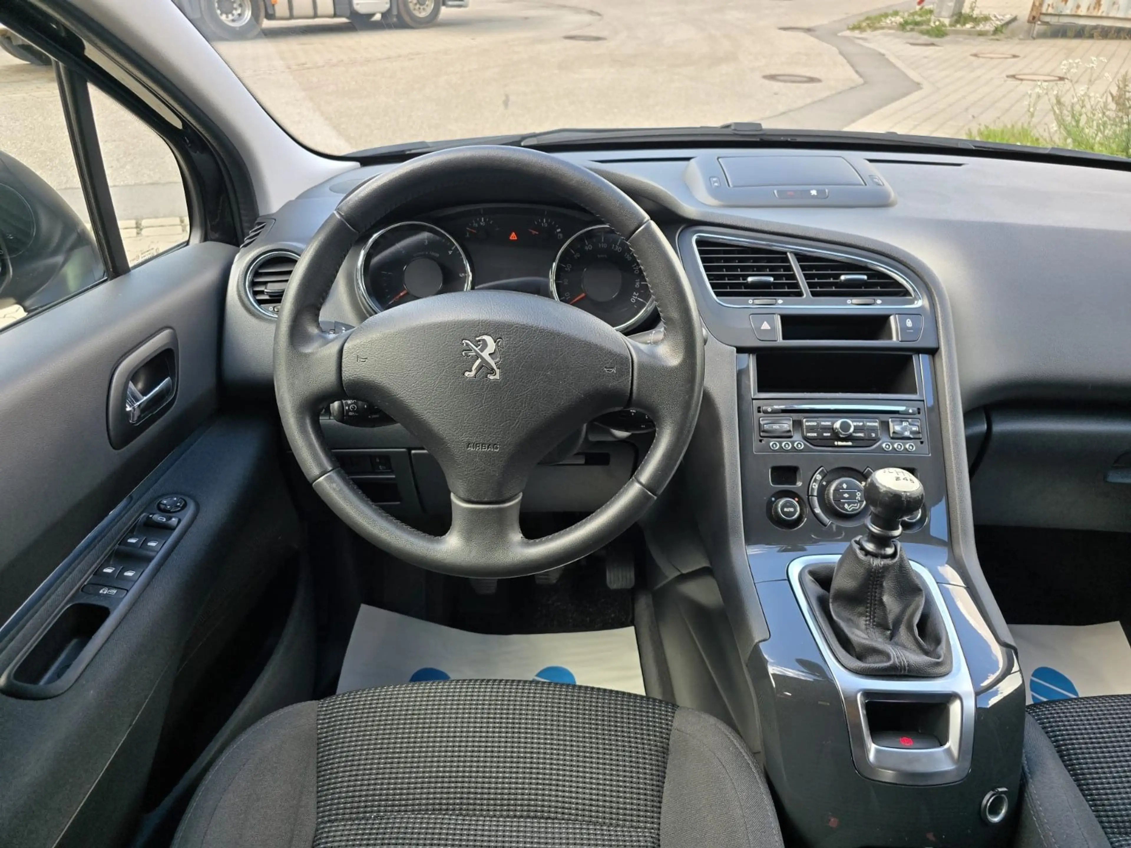 Peugeot 5008 Active — photo 17