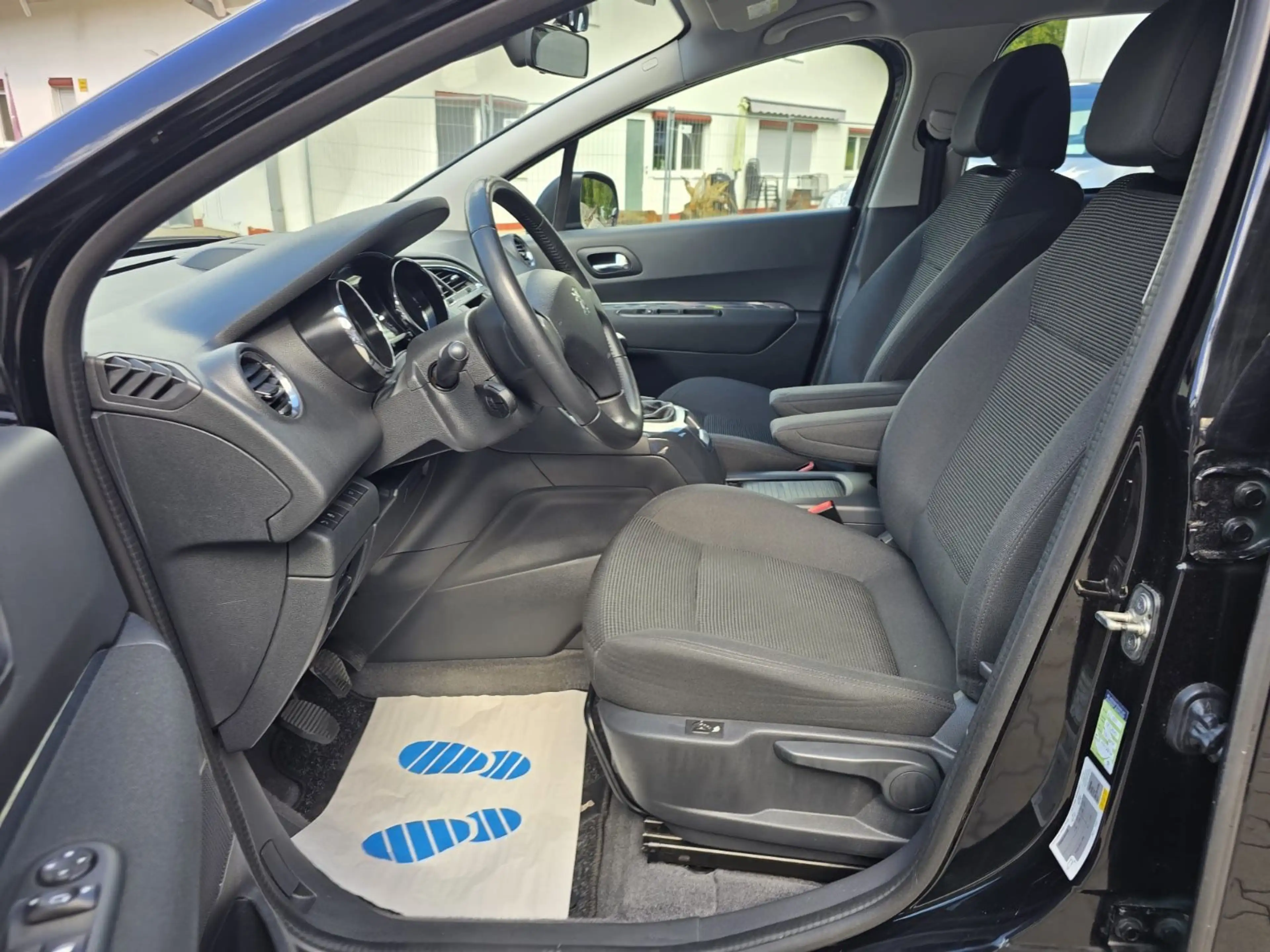 Peugeot 5008 Active — photo 11