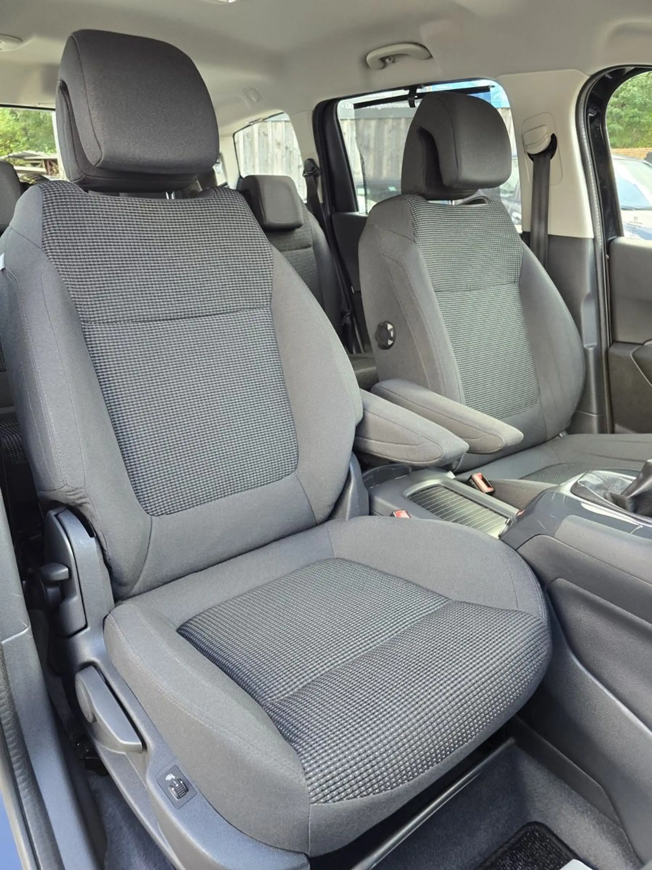 Peugeot 5008 Active — photo 27