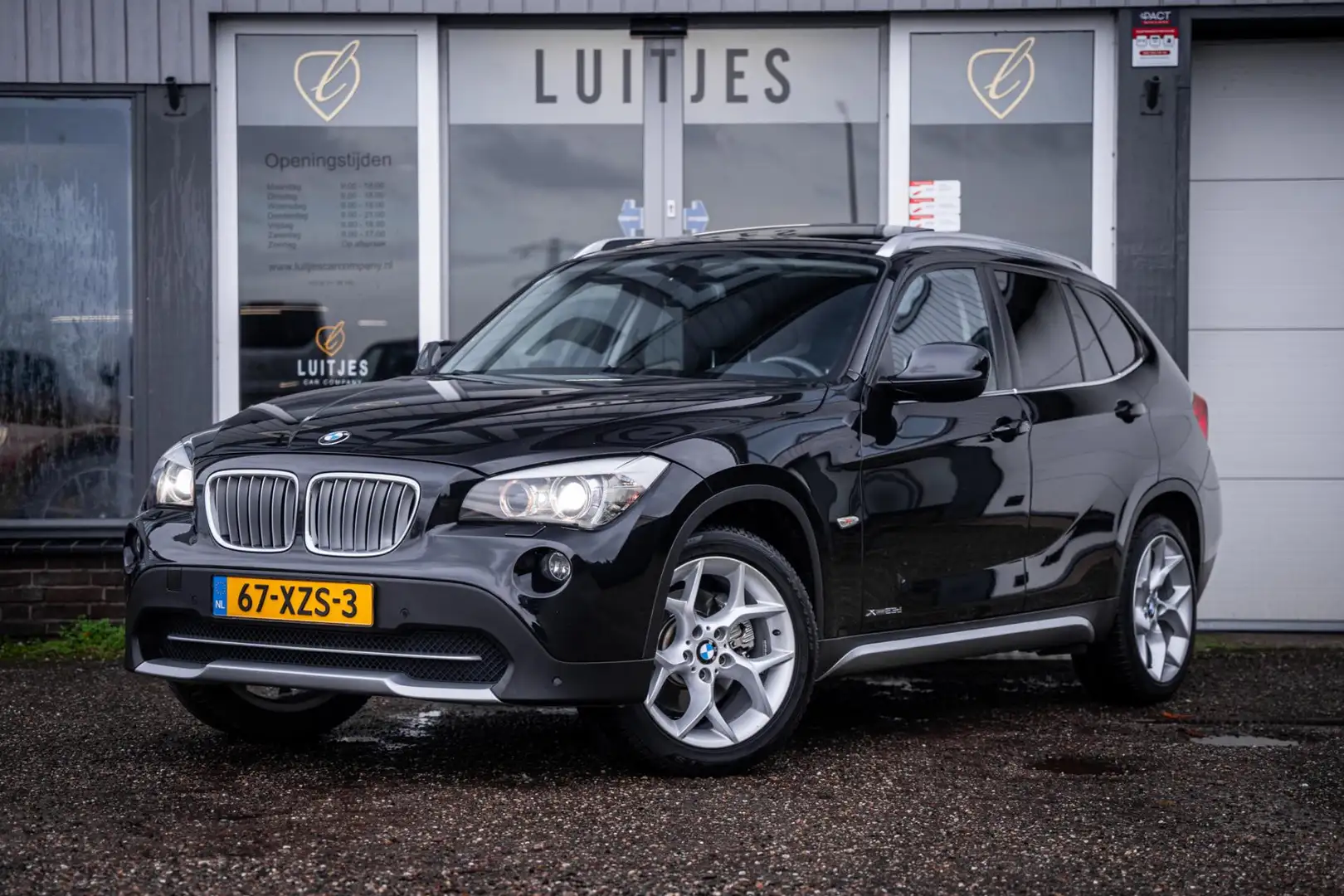 BMW X1 XDrive23d 204pk High-Exec.*Pano-dak*Leder*Trekhaak Schwarz - 1