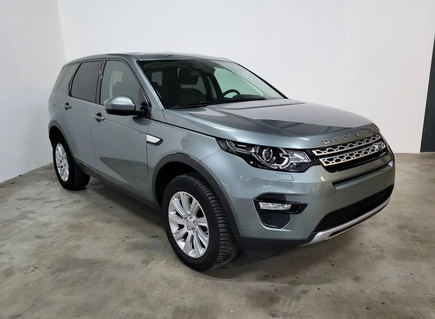 Land Rover Discovery Sport 2.0 TD4 HSE Luxury Grijs - 2