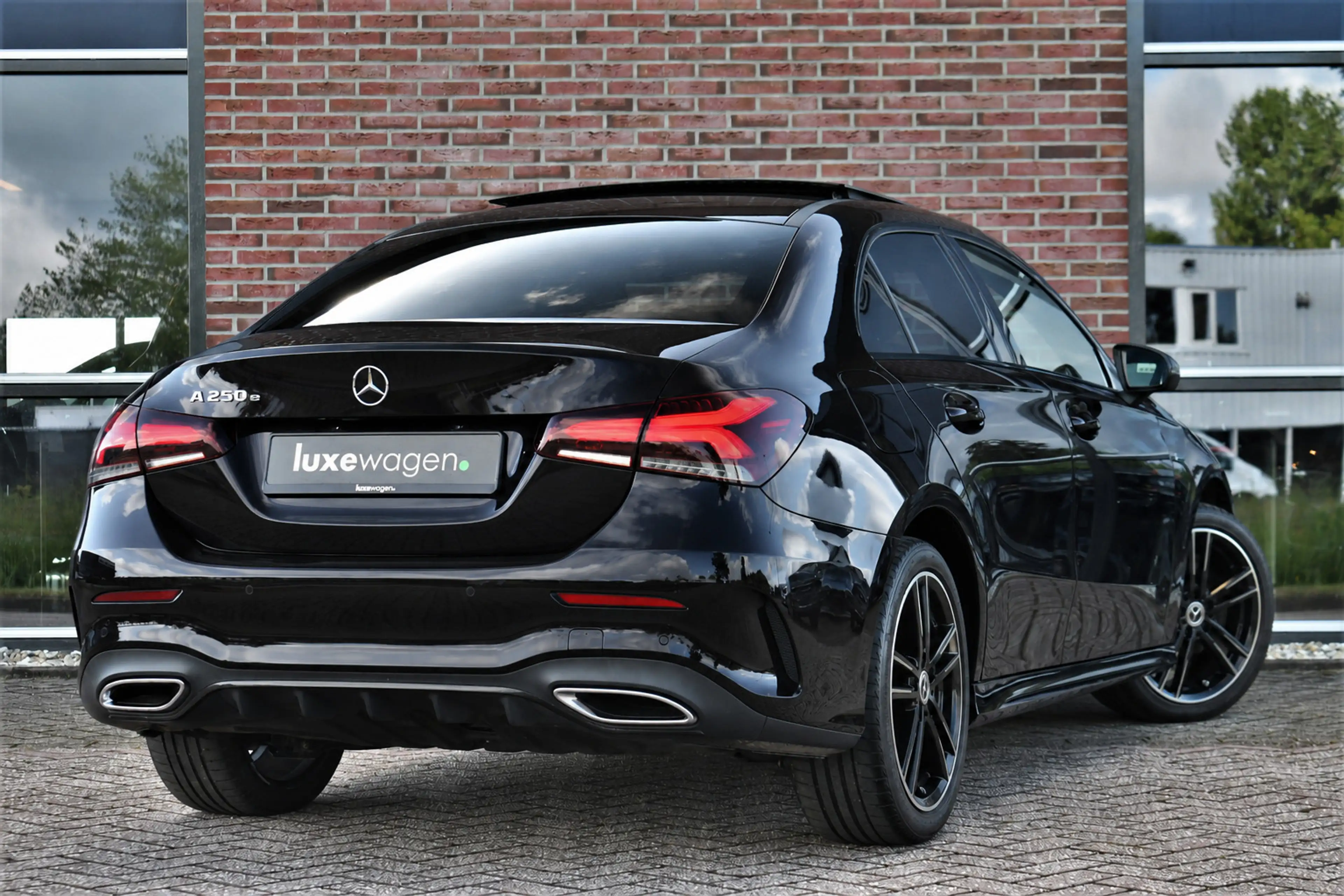 Mercedes-Benz A 250 e AMG Line Pano Night Carplay Camera — photo 2
