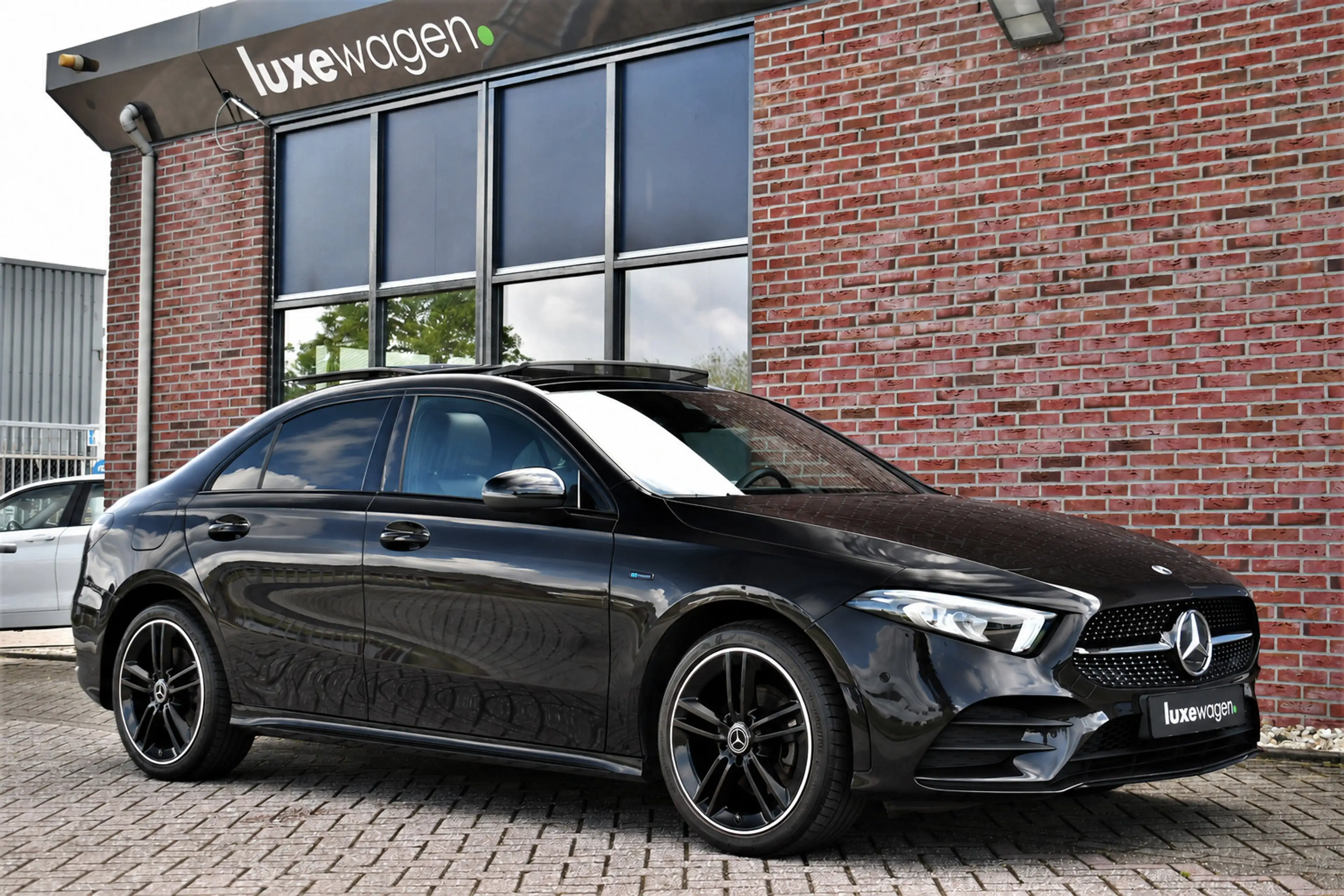 Mercedes-Benz A 250 e AMG Line Pano Night Carplay Camera — photo 5