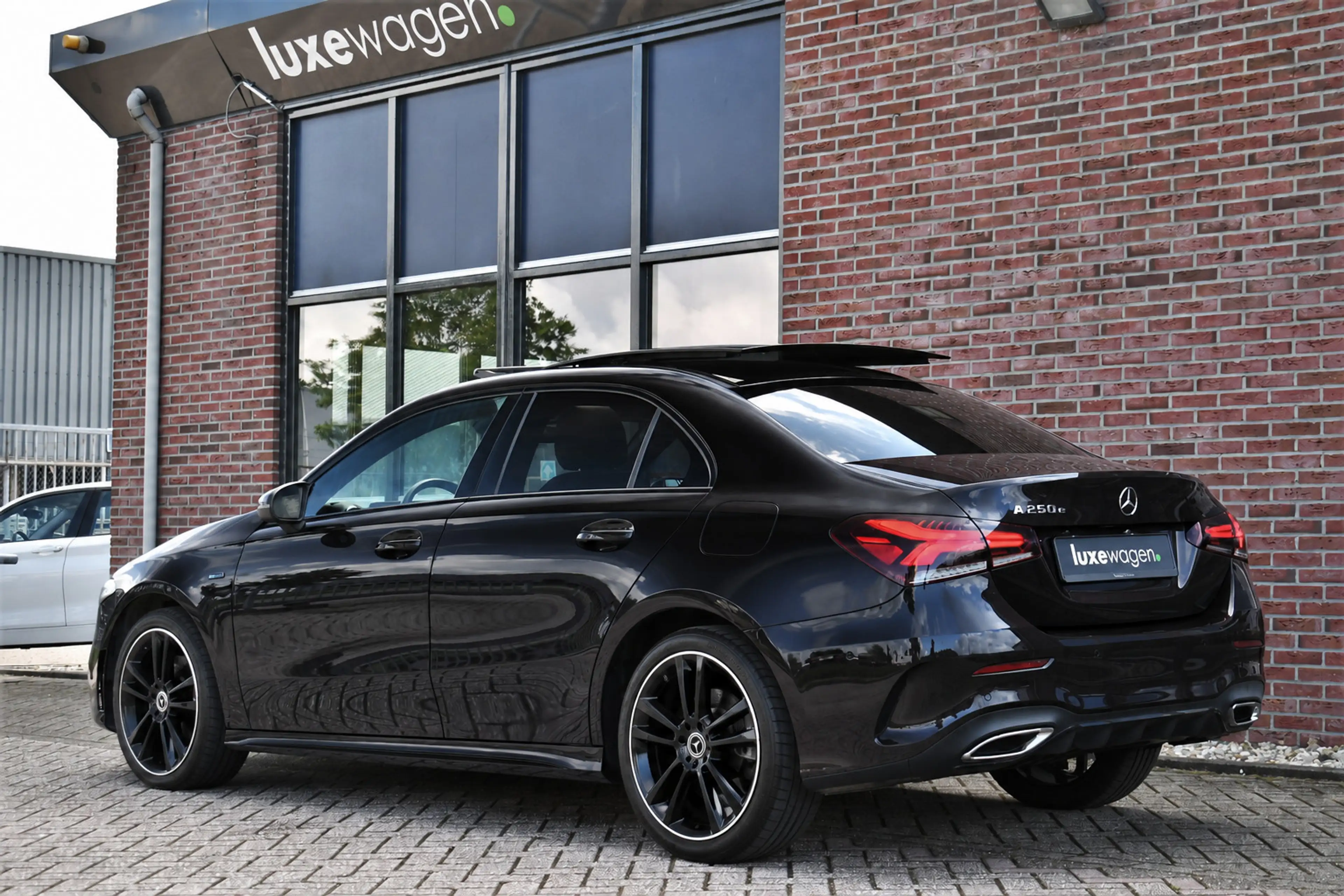 Mercedes-Benz A 250 e AMG Line Pano Night Carplay Camera — photo 6