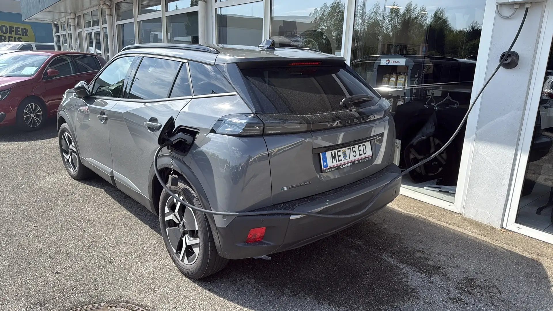 Peugeot e-2008 Allure 54kWh Grau - 2