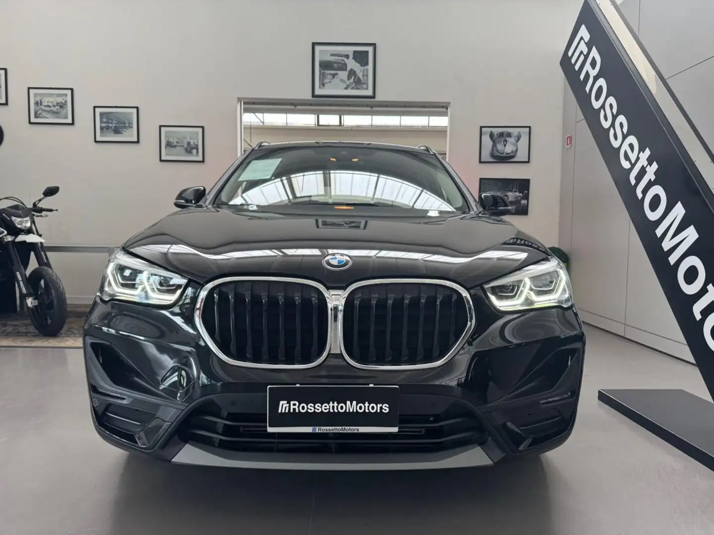 BMW X1 xDrive25e Business Advantage Schwarz - 1
