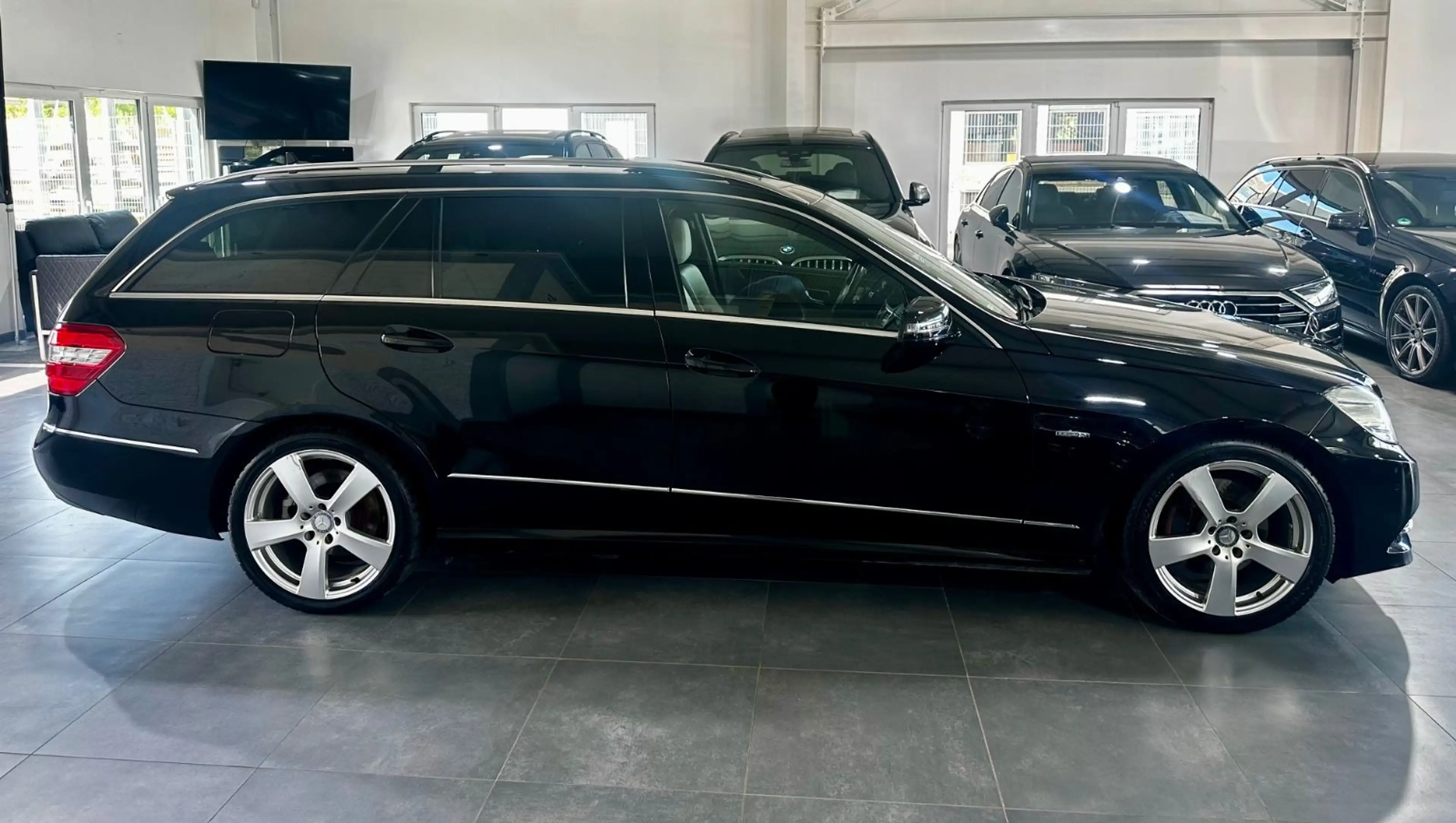 Mercedes-Benz E 250 CGI BlueEffi,Avantgarde,LED,SportPaket,TOP — photo 12