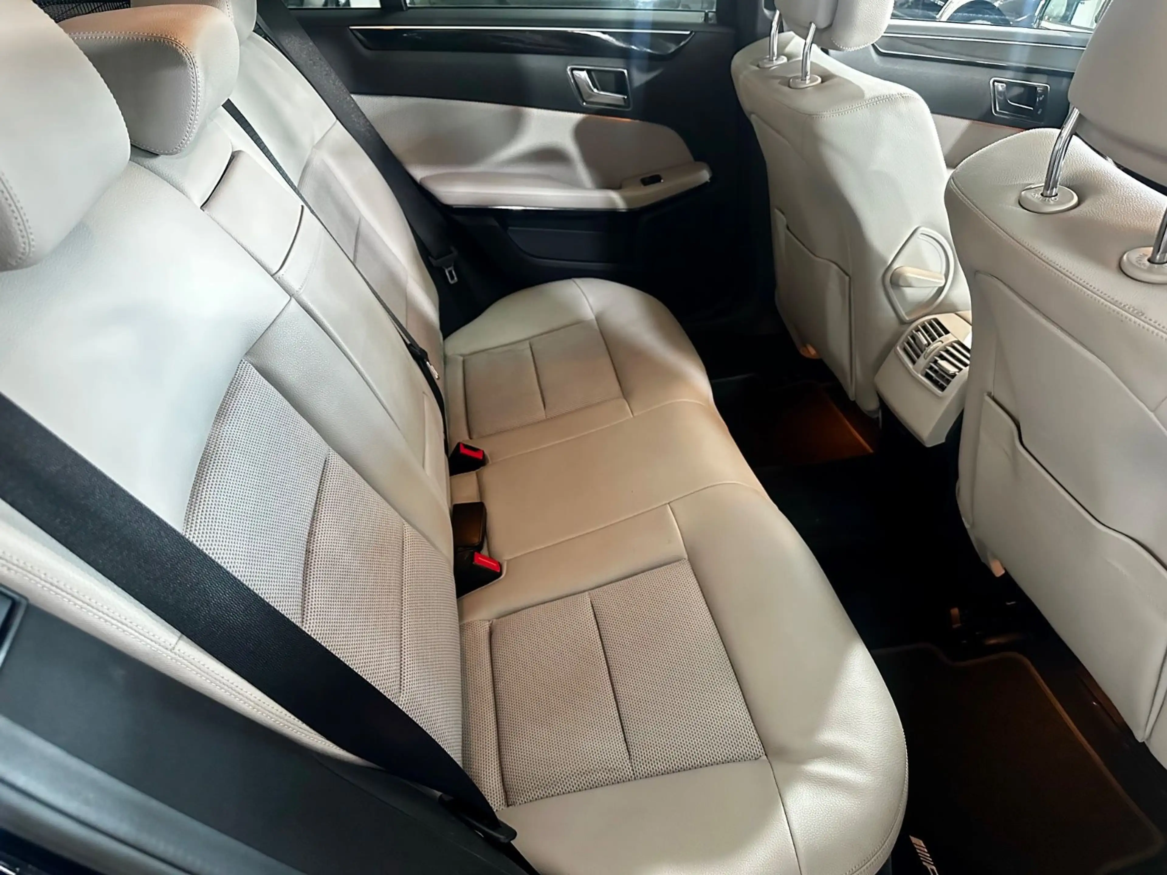 Mercedes-Benz E 250 CGI BlueEffi,Avantgarde,LED,SportPaket,TOP — photo 17