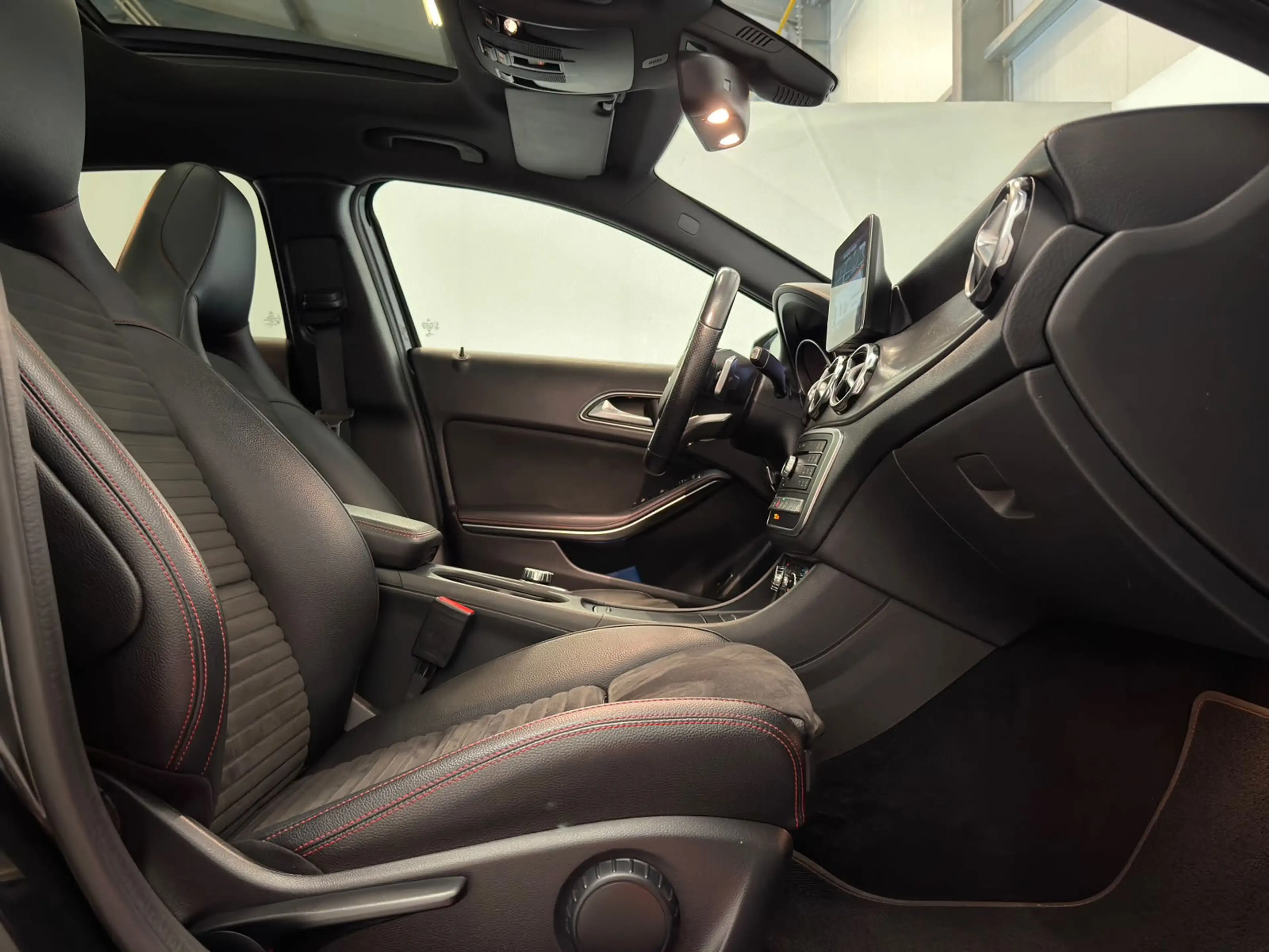 Mercedes-Benz GLA 250 4Matic / AMG / Pano / 19 inch — photo 7