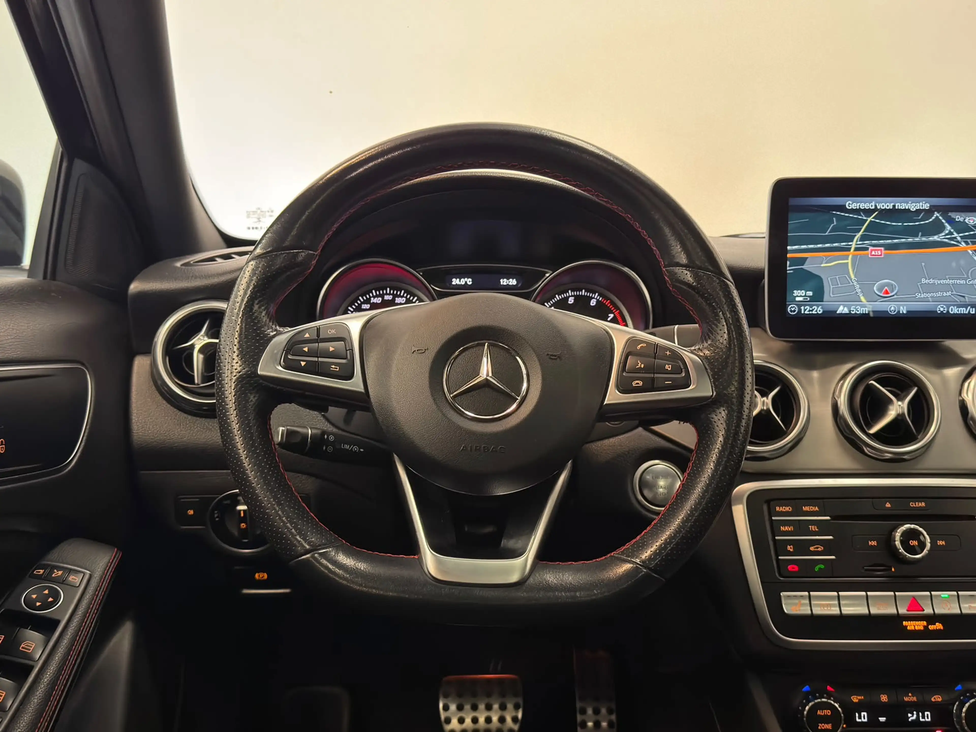 Mercedes-Benz GLA 250 4Matic / AMG / Pano / 19 inch — photo 10