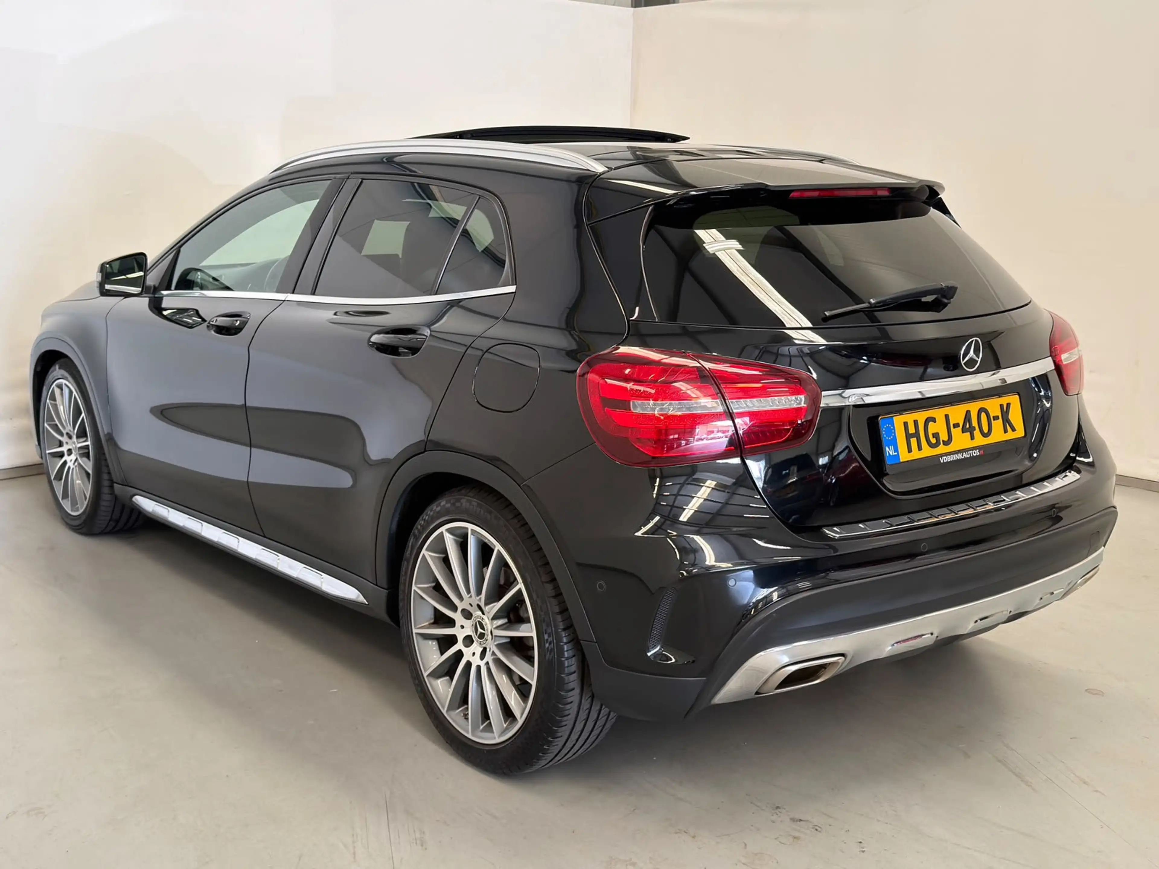 Mercedes-Benz GLA 250 4Matic / AMG / Pano / 19 inch — photo 4