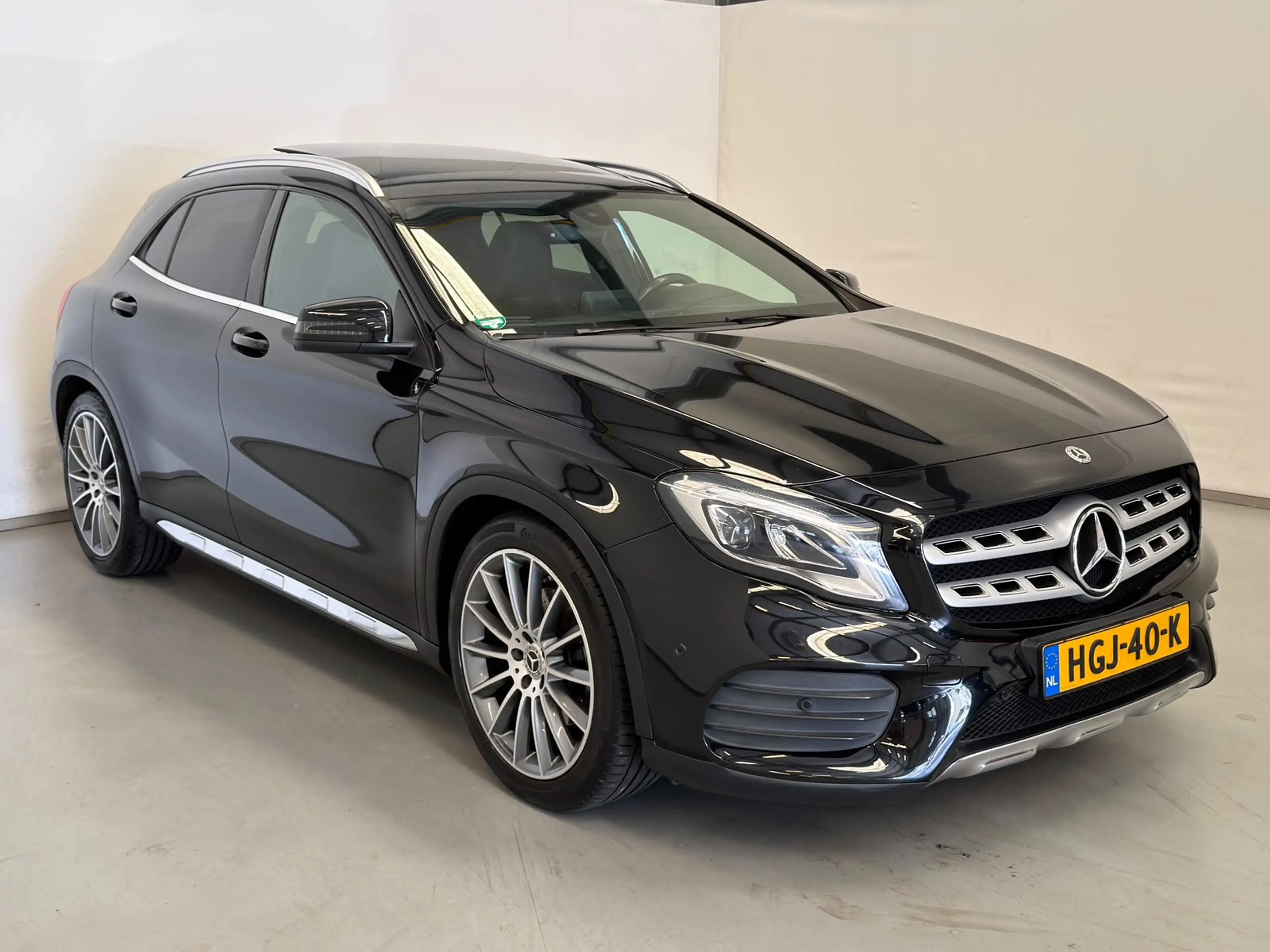 Mercedes-Benz GLA 250 4Matic / AMG / Pano / 19 inch — photo 2