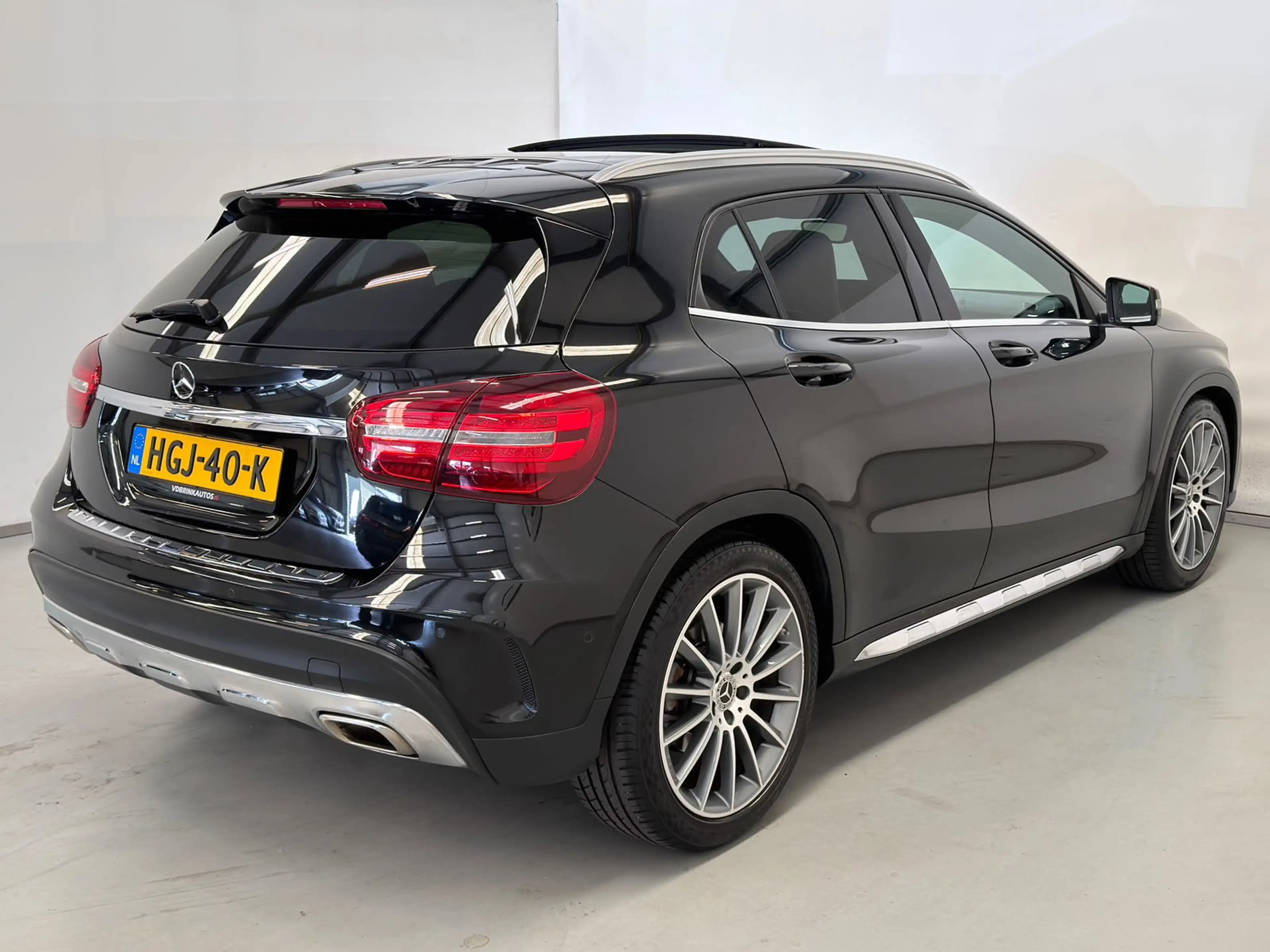 Mercedes-Benz GLA 250 4Matic / AMG / Pano / 19 inch — photo 5