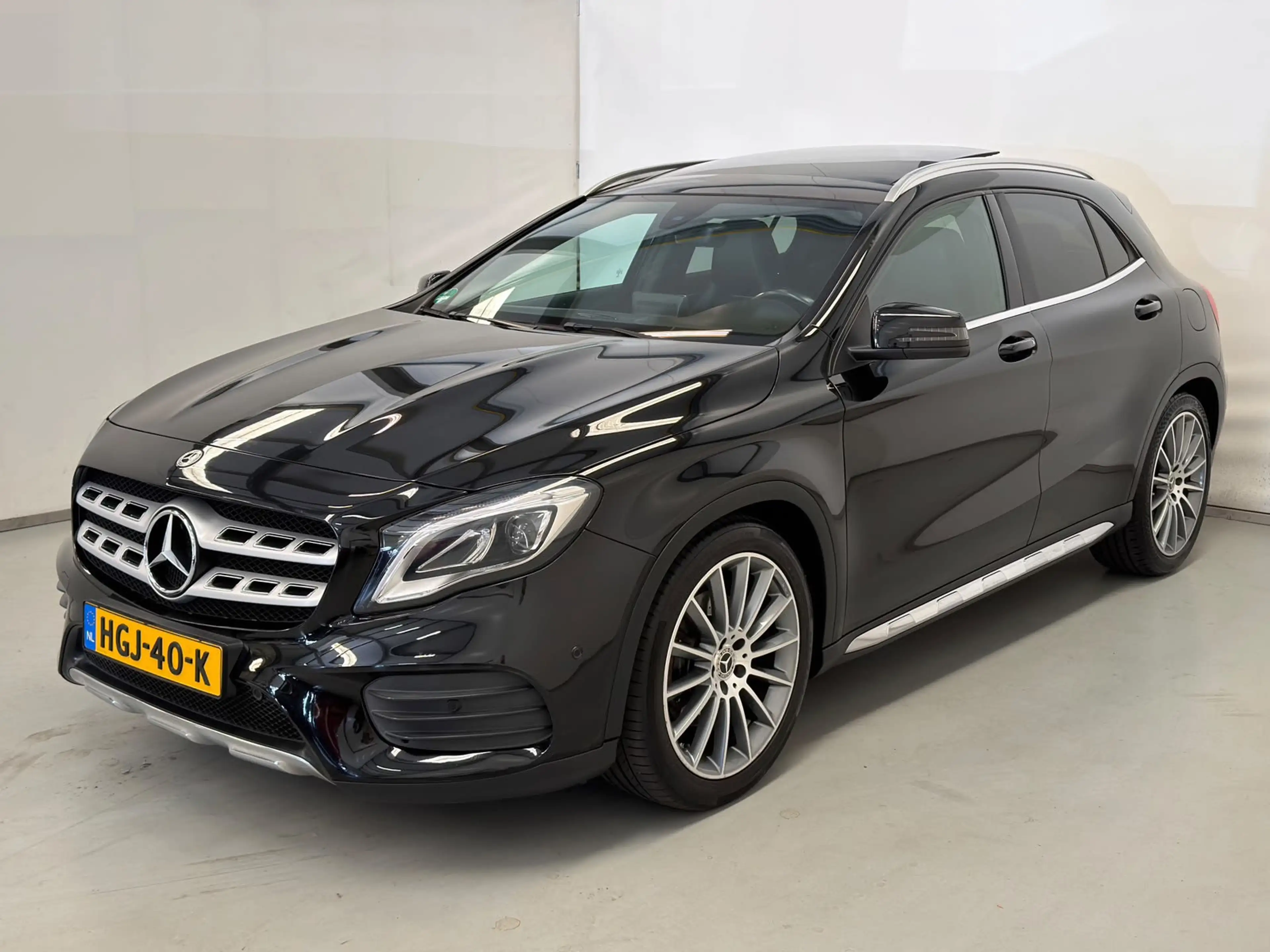 Mercedes-Benz GLA 250 4Matic / AMG / Pano / 19 inch — photo 3
