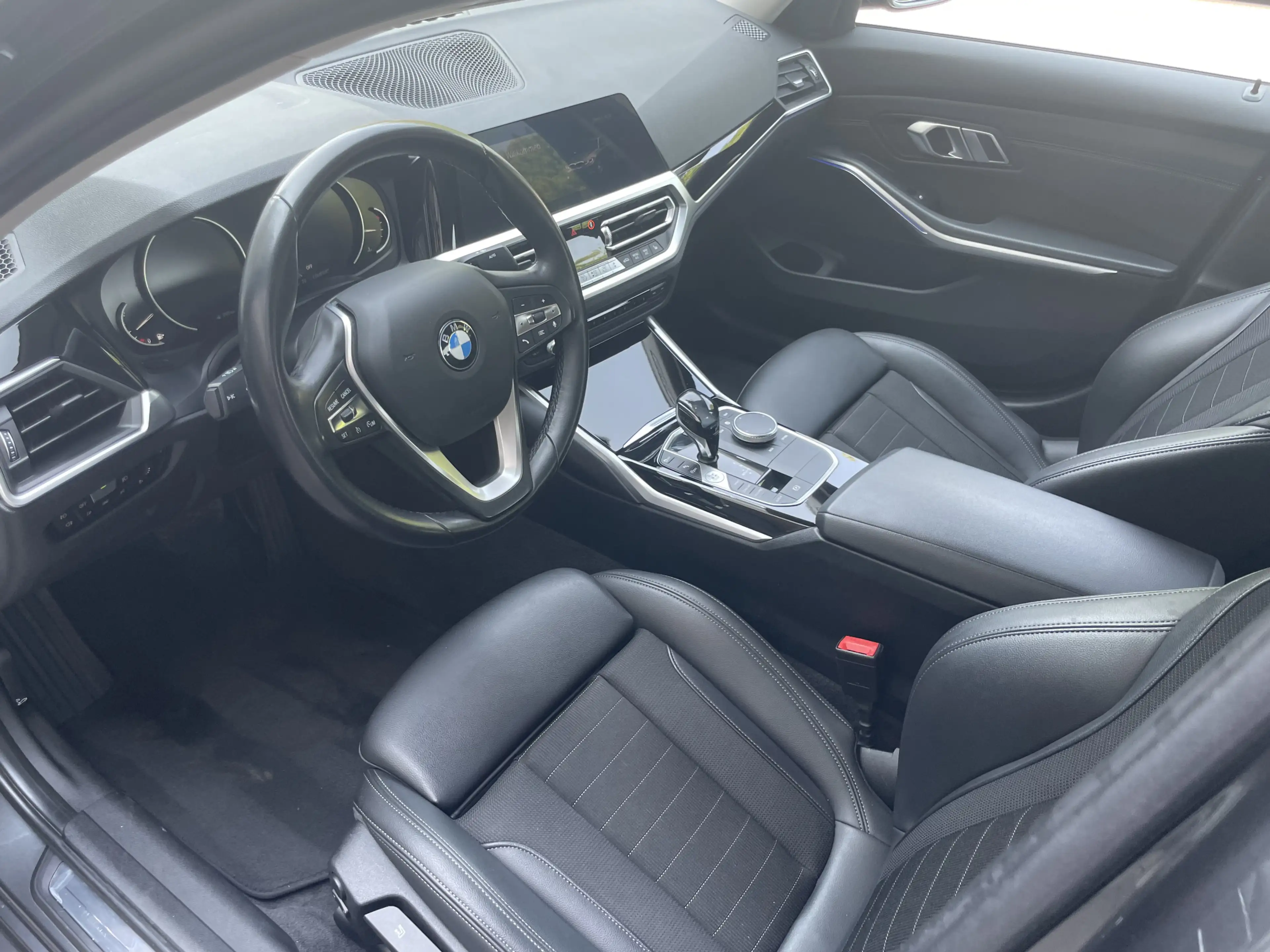 BMW 330 i Sport Line LED Live-Cockpit Ambiente AHK — photo 12