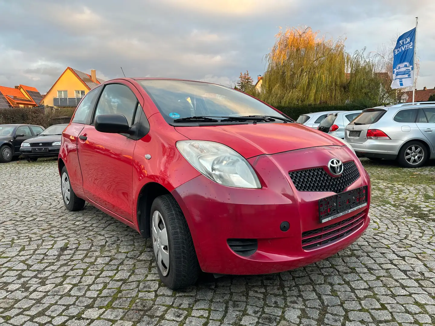Toyota Yaris Basis Rouge - 2