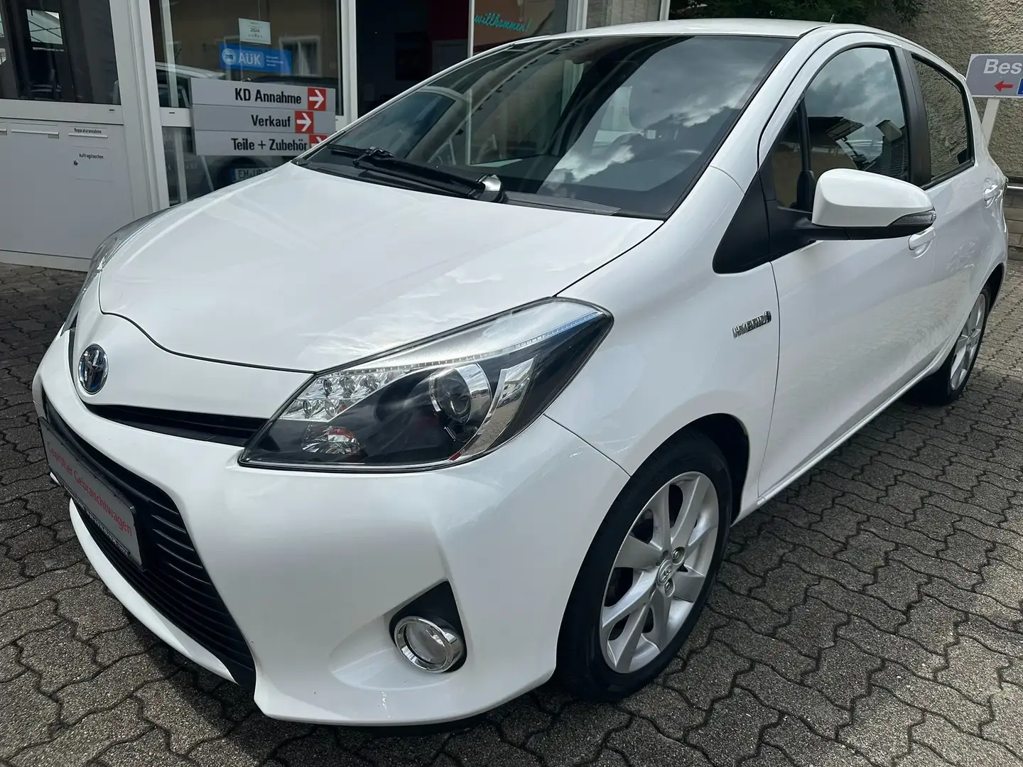 Toyota Yaris Hybrid Club White - 1