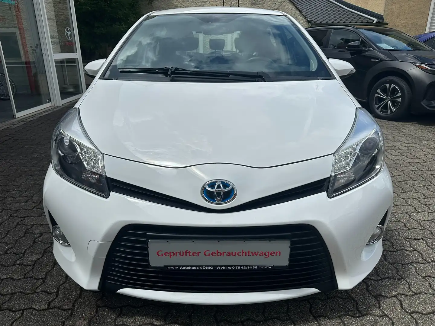 Toyota Yaris Hybrid Club White - 2