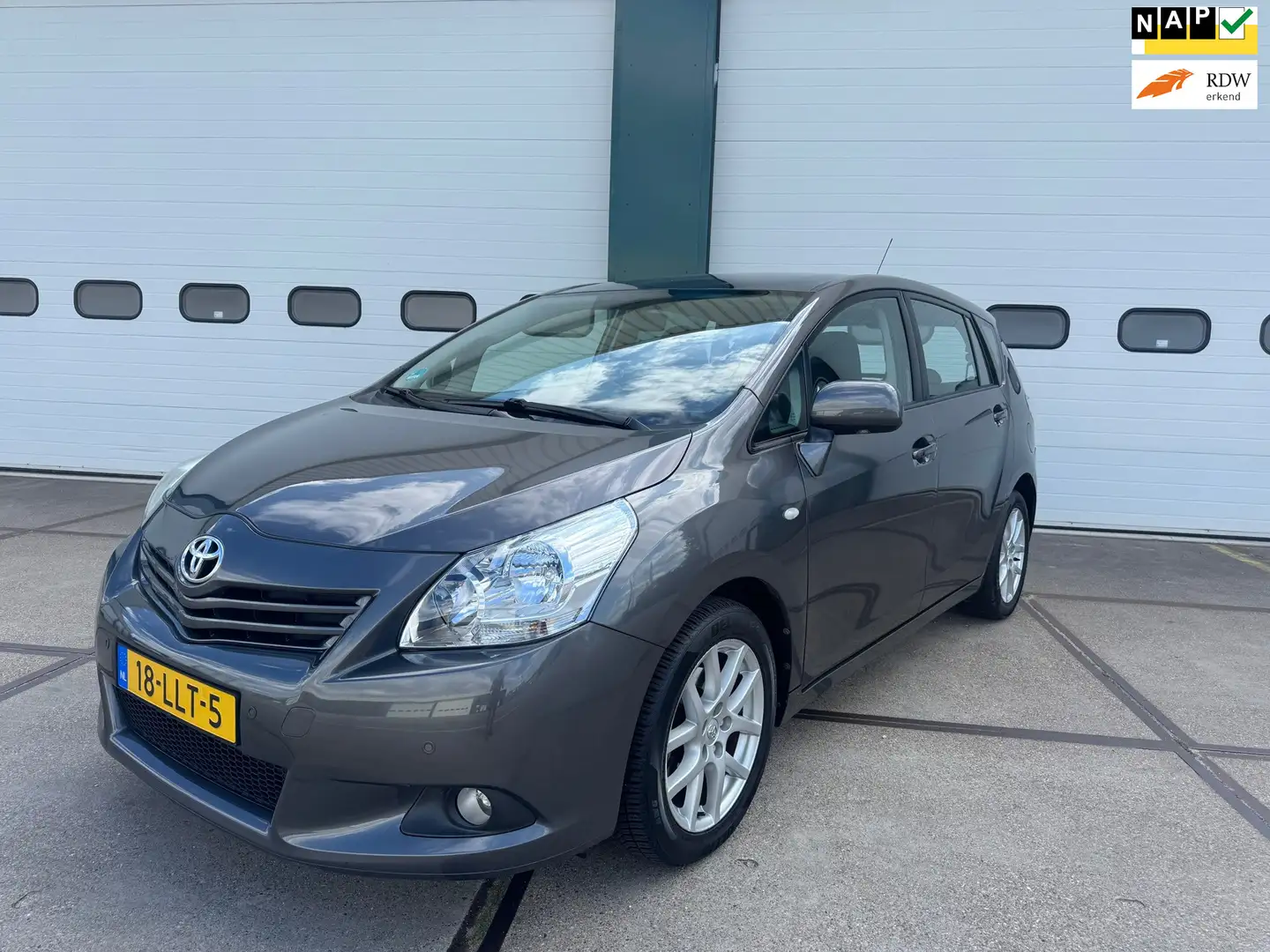 Toyota Verso 1.6 VVT-i Business Grey - 1