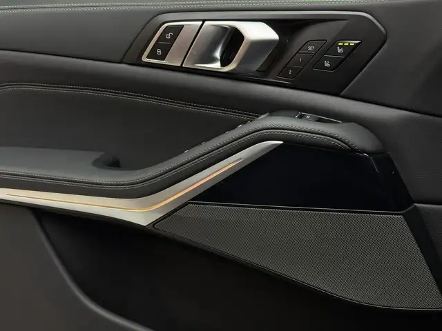 BMW X5 M view 12