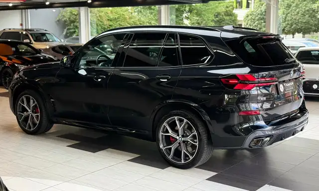 BMW X5 M view 10