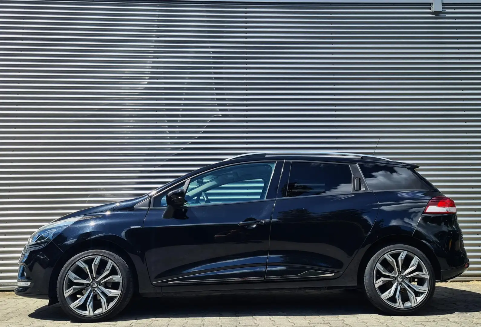 Renault Clio Estate 0.9 TCe Limited 08-2017 Zwart Metallic Zwart - 2