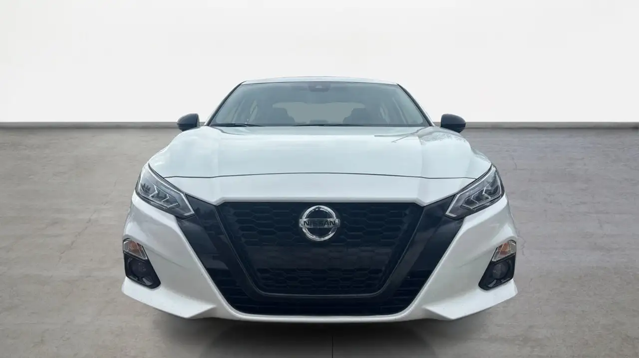 Nissan Altima снимка Nissan Altima